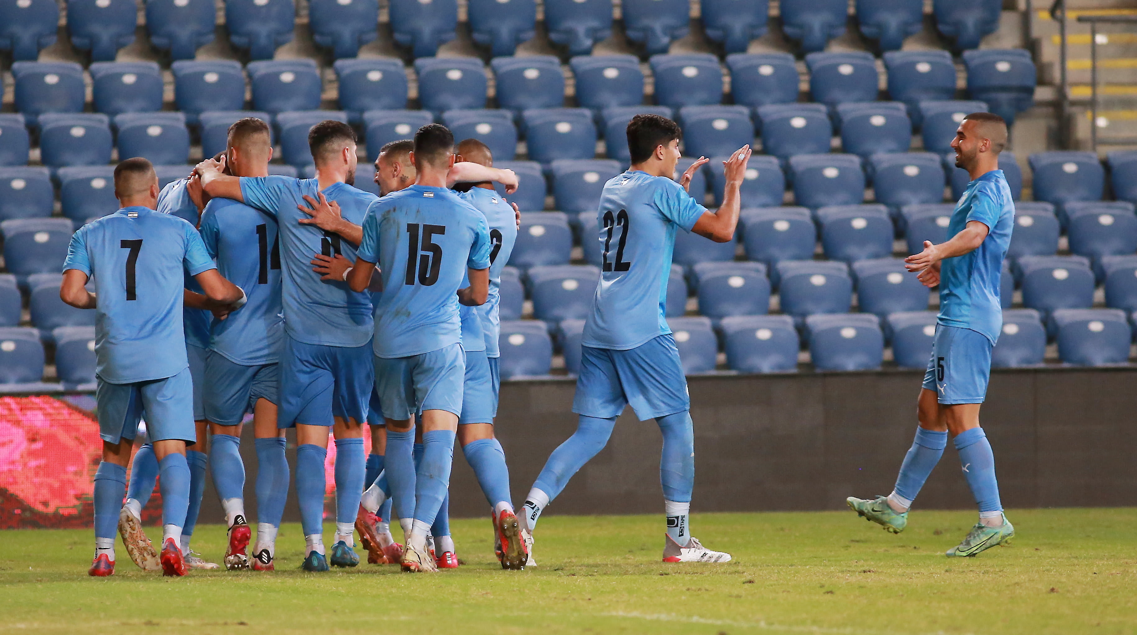 שחקני נבחרת ישראל הצעירה חוגגים