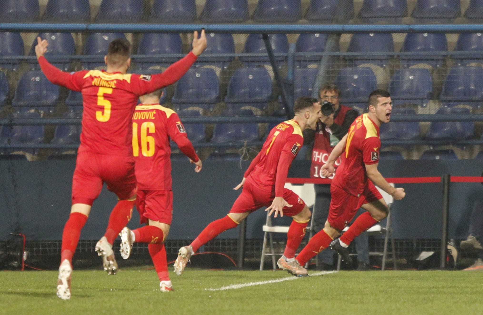 שחקן נבחרת מונטנגרו פאטוס בצ'יראי חוגג עם חבריו