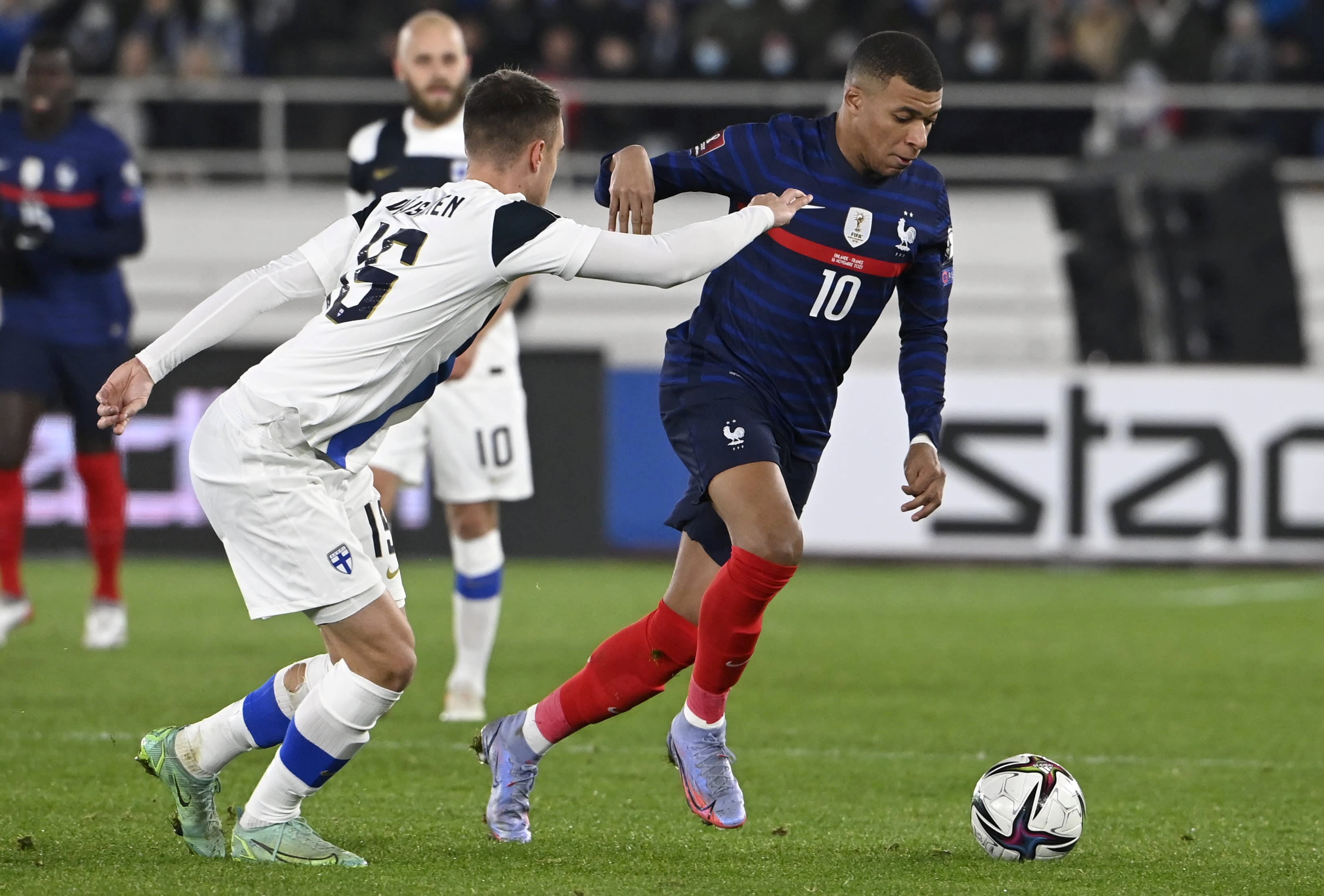 שחקן נבחרת צרפת קיליאן אמבפה מול שחקן נבחרת פינלנד לאו וסיאנן