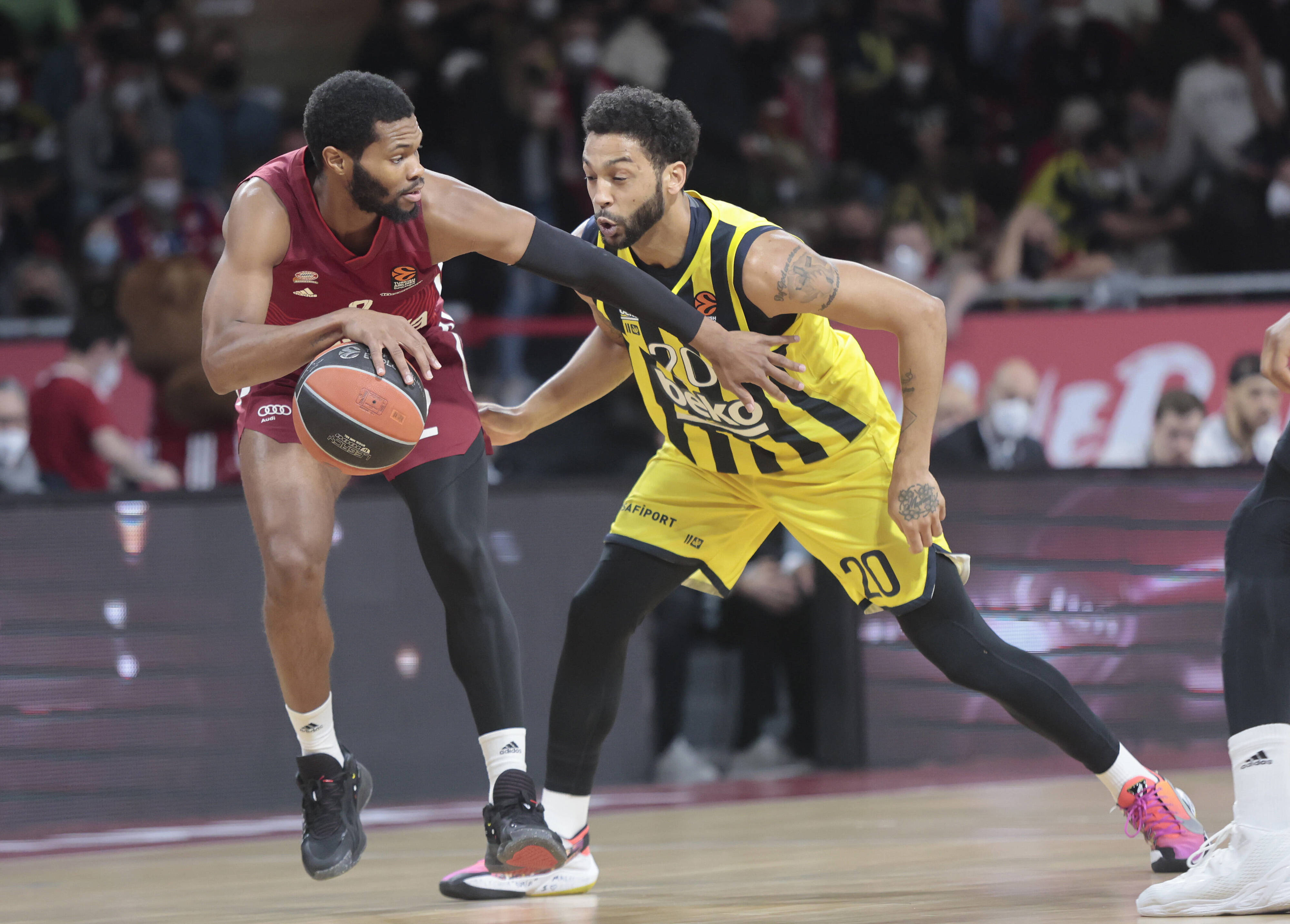 קורי וולדן שחקן באיירן מינכן מול פרייה הנרי שחקן פנרבחצ'ה