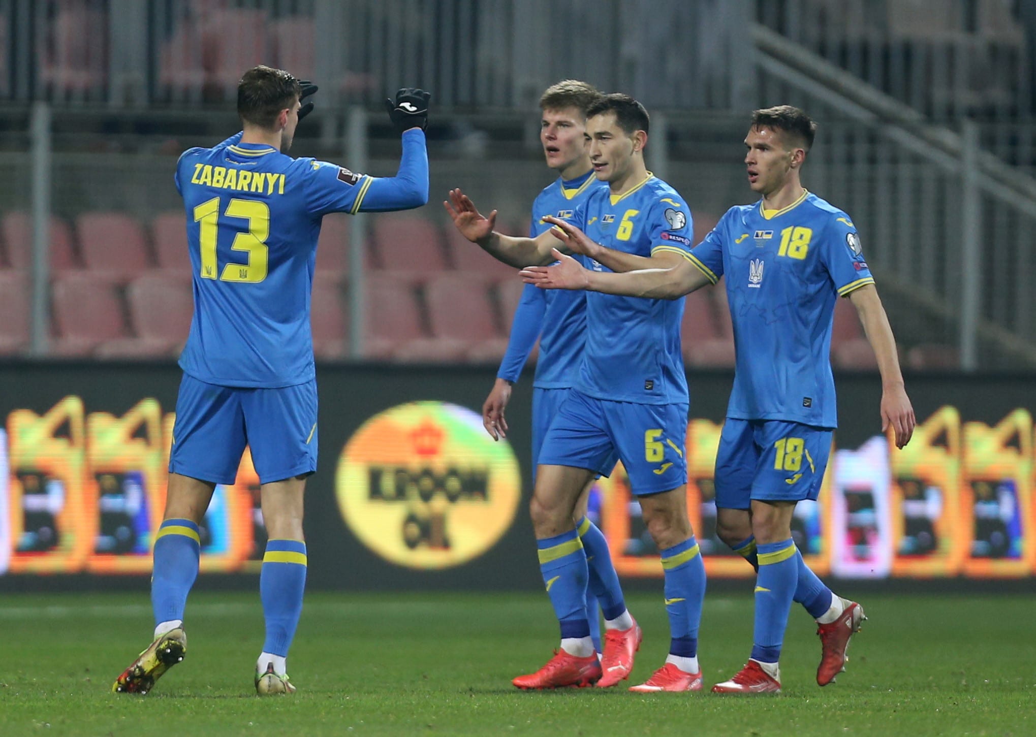 שחקן נבחרת אוקראינה אולכסנדר זינצ'נקו חוגג עם חבריו