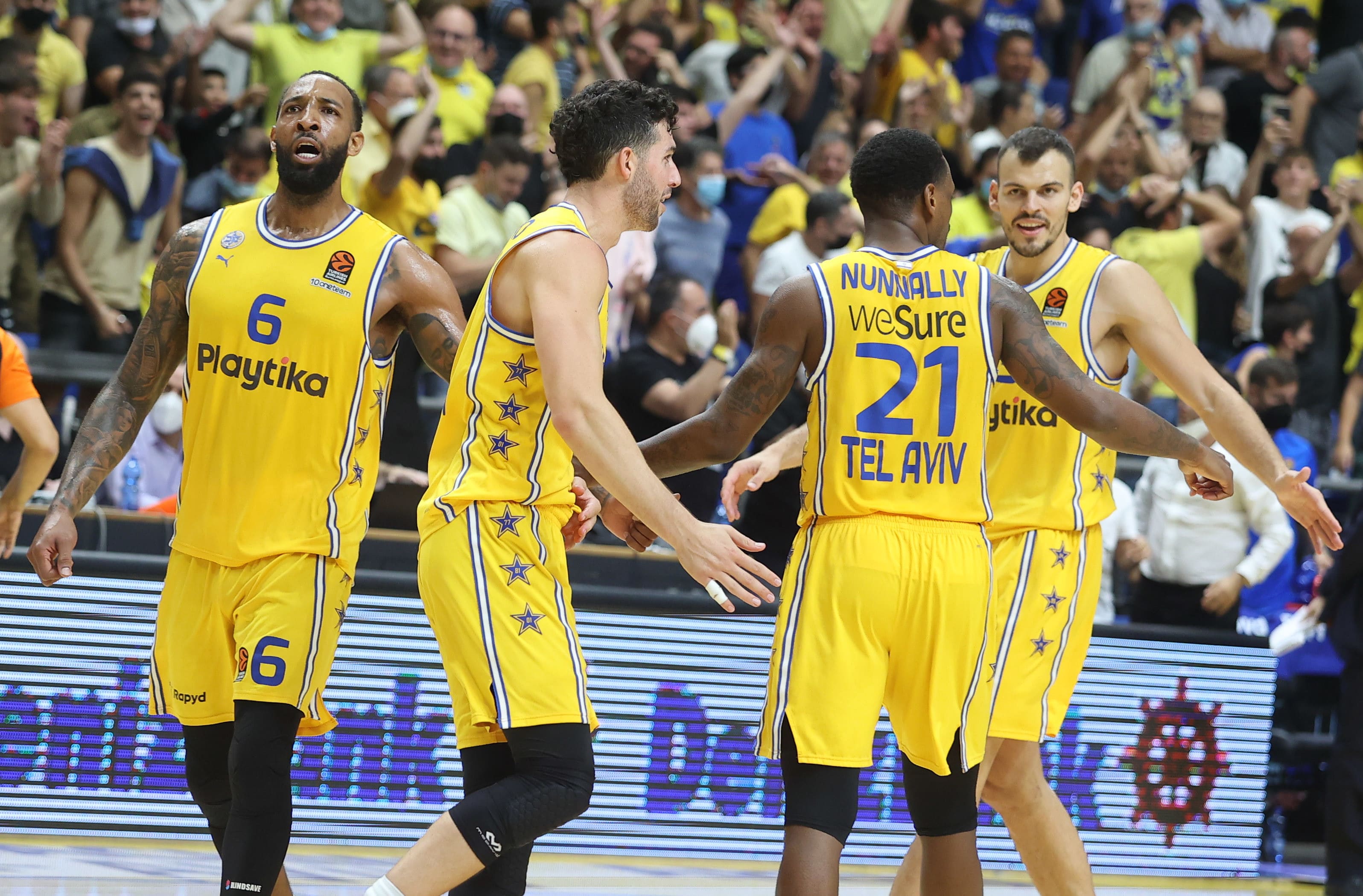 שחקן מכבי תל אביב דרק וויליאמס עם אנג'לו קלויארו, ג'יימס נאנלי, אנטה ז'יז'יץ'