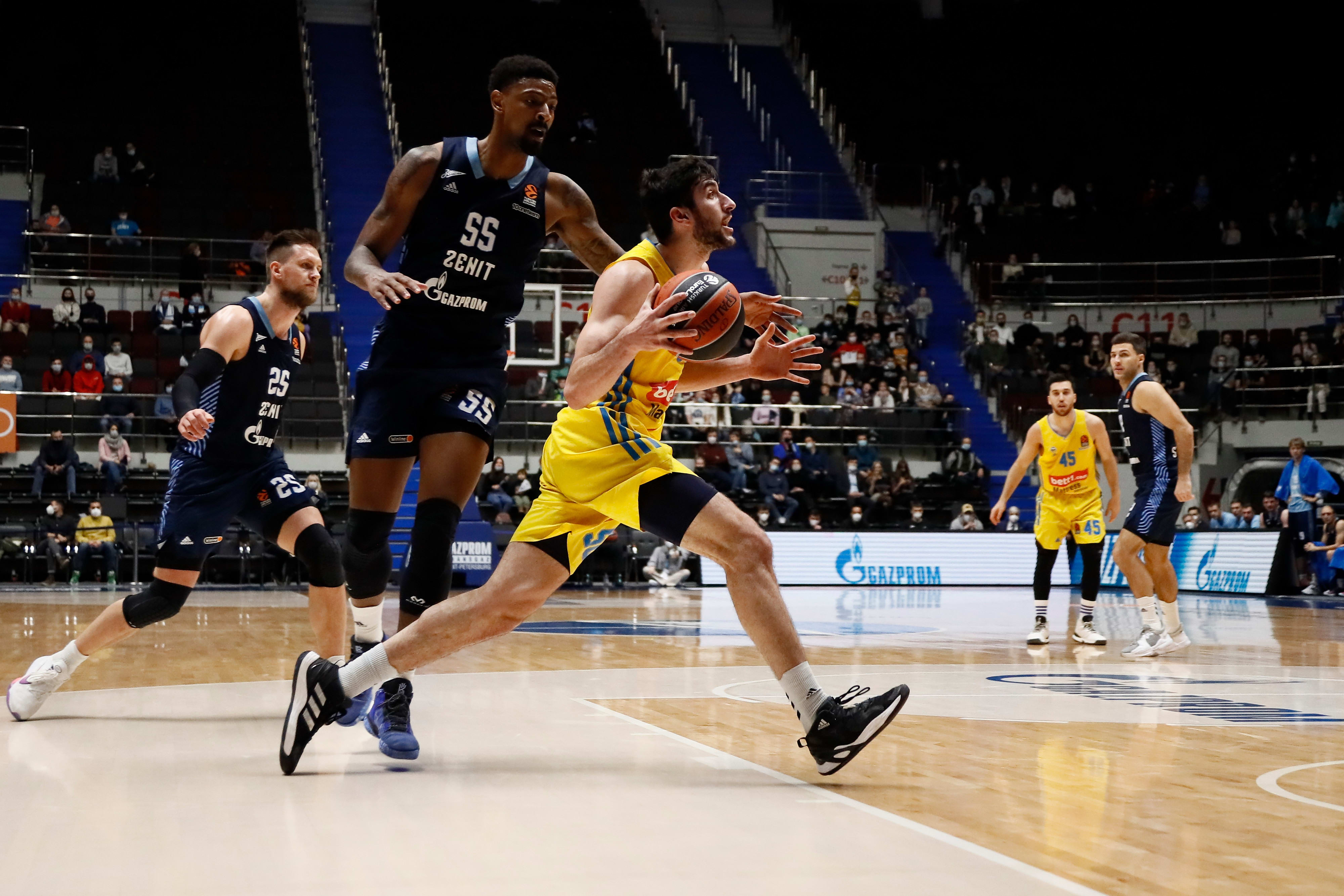 יובל זוסמן שחקן אלבה ברלין מול ג'ורדן מיקי שחקן זניט סנט פטרסבורג