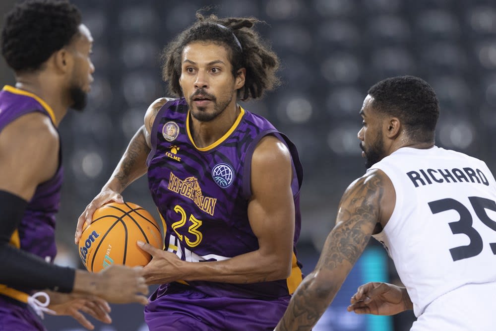 שחקן הפועל חולון סטיבן גריי מול שחקן קלוז' נאפוקה פטריק רישארד