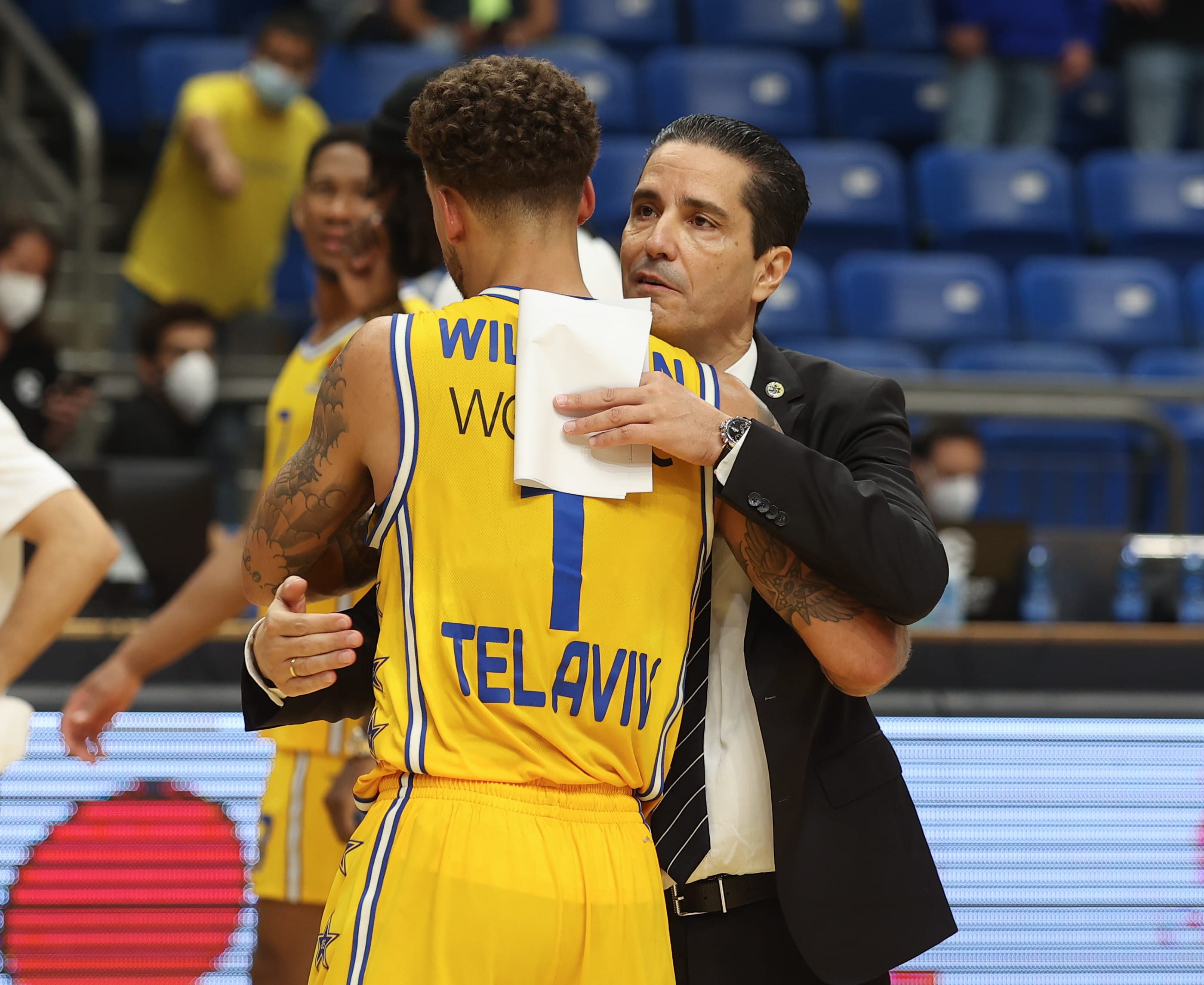 מאמן מכבי תל אביב יאניס ספרופולוס עם סקוטי ווילבקין