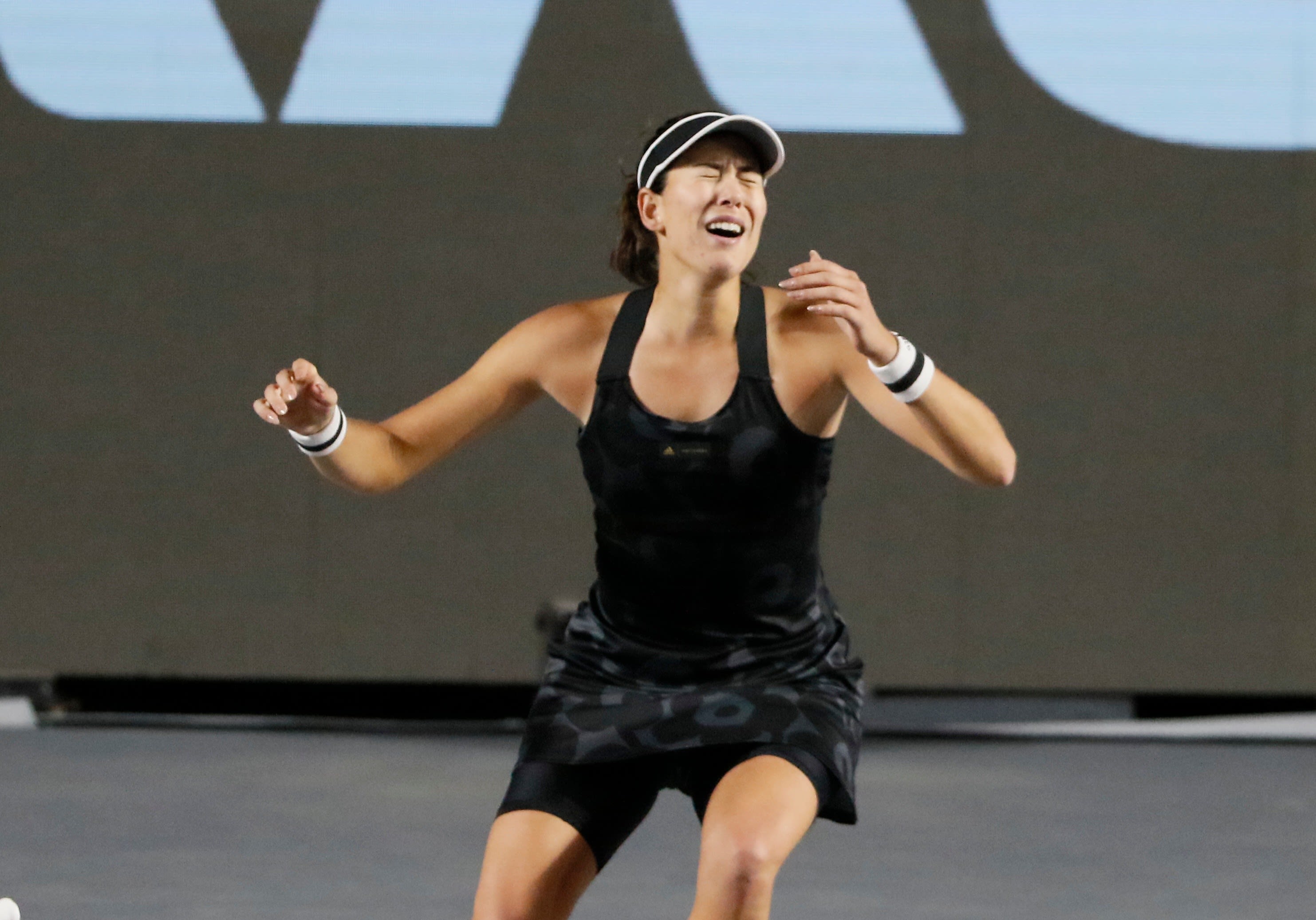 גרבינייה מוגורוסה אחרי זכייתה בטורניר גמר הסבב בטניס