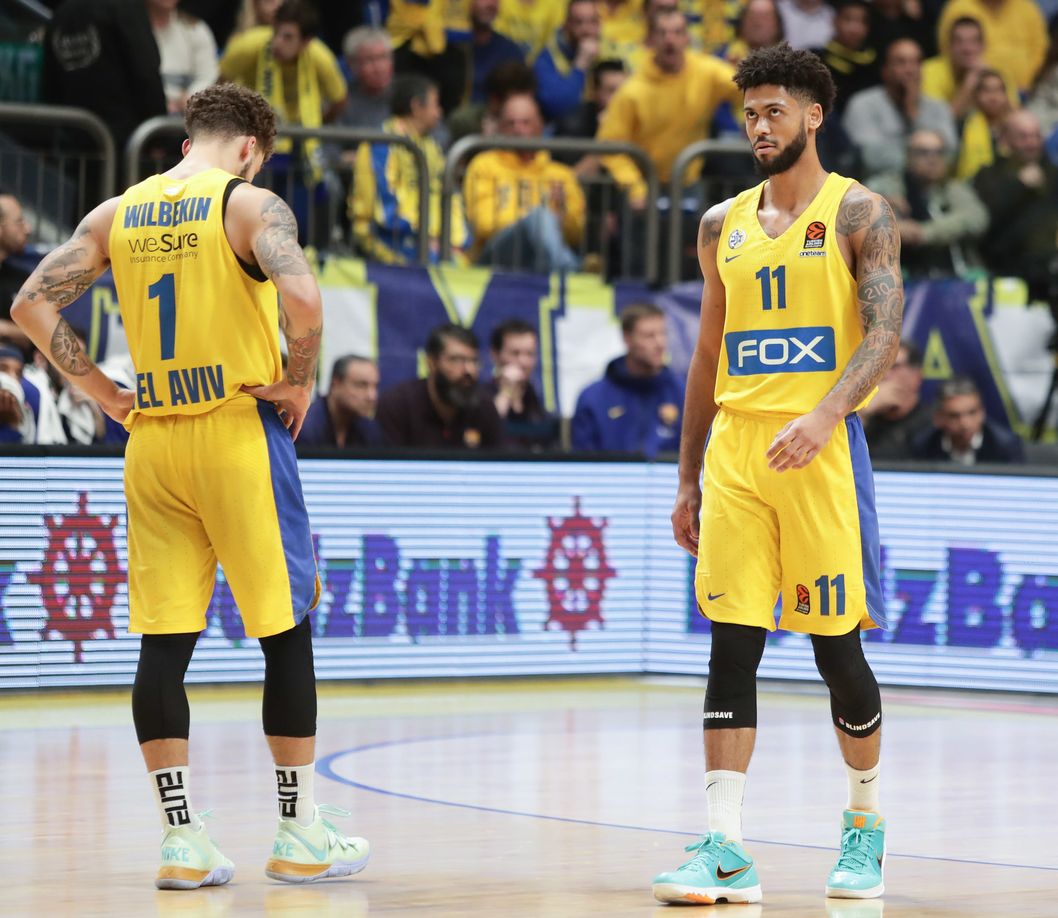 שחקן מכבי תל אביב סקוטי ווילבקין עם טיילר דורסי