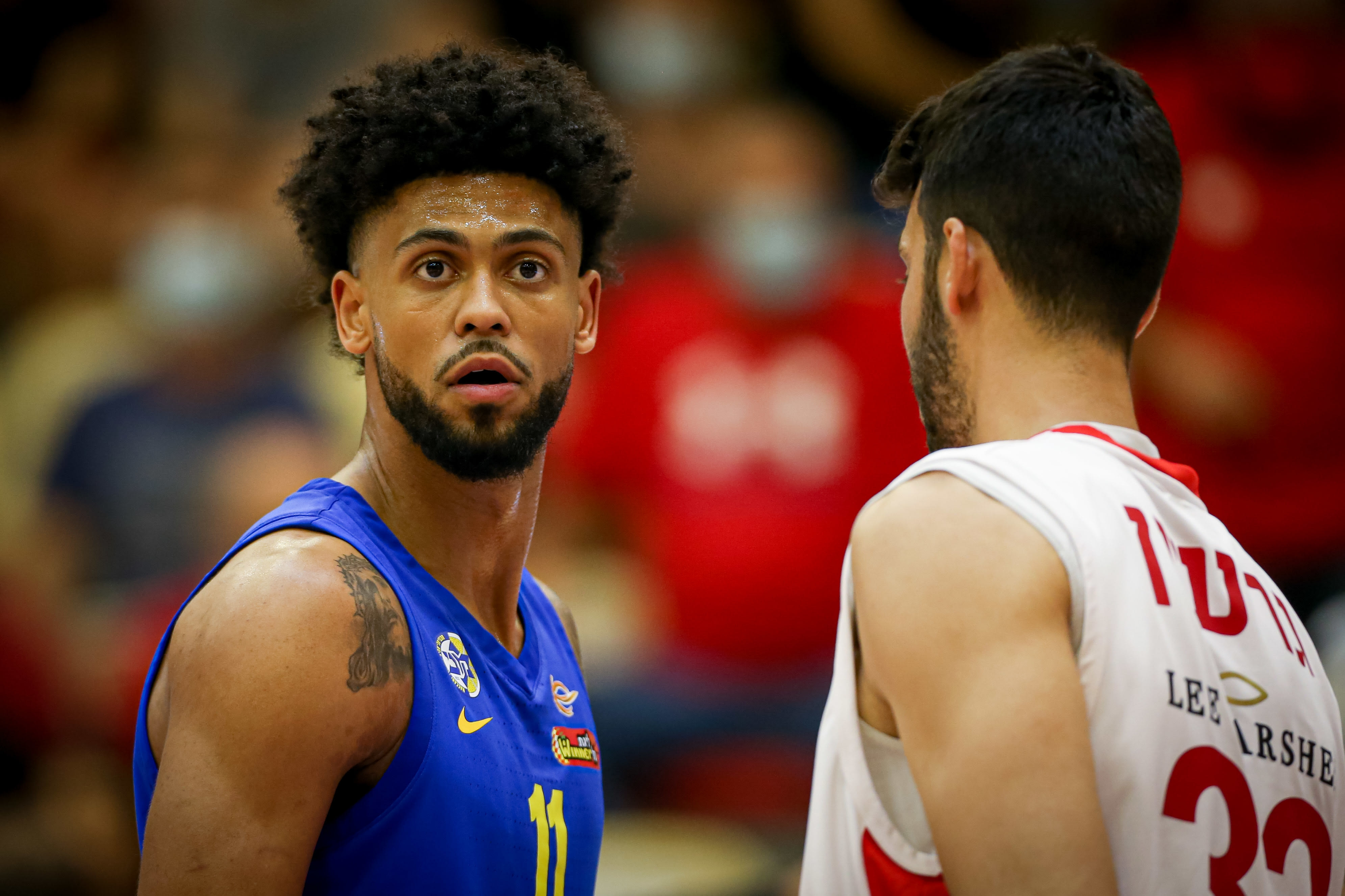 שחקן מכבי תל אביב טיילר דורסי מול שחקן הפועל גלבוע/גליל עמית גרשון