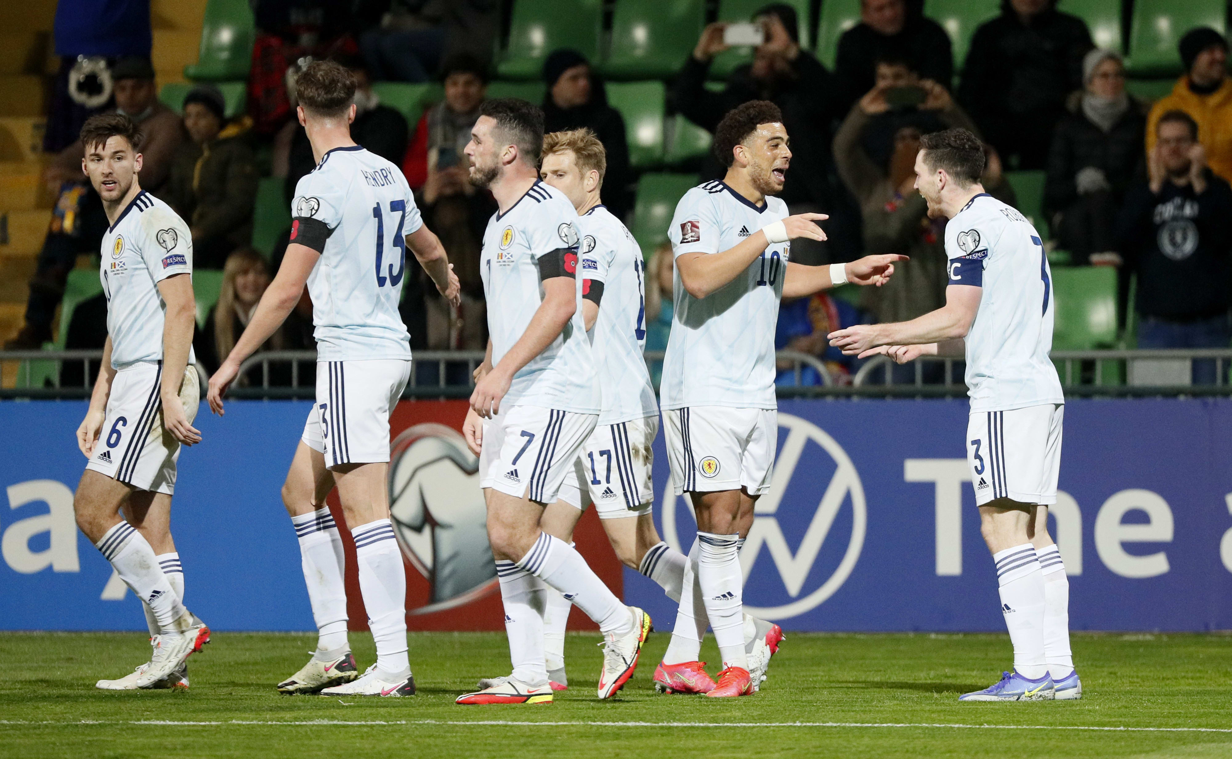 שחקני נבחרת סקוטלנד חוגגים עם צ'ה אדמס