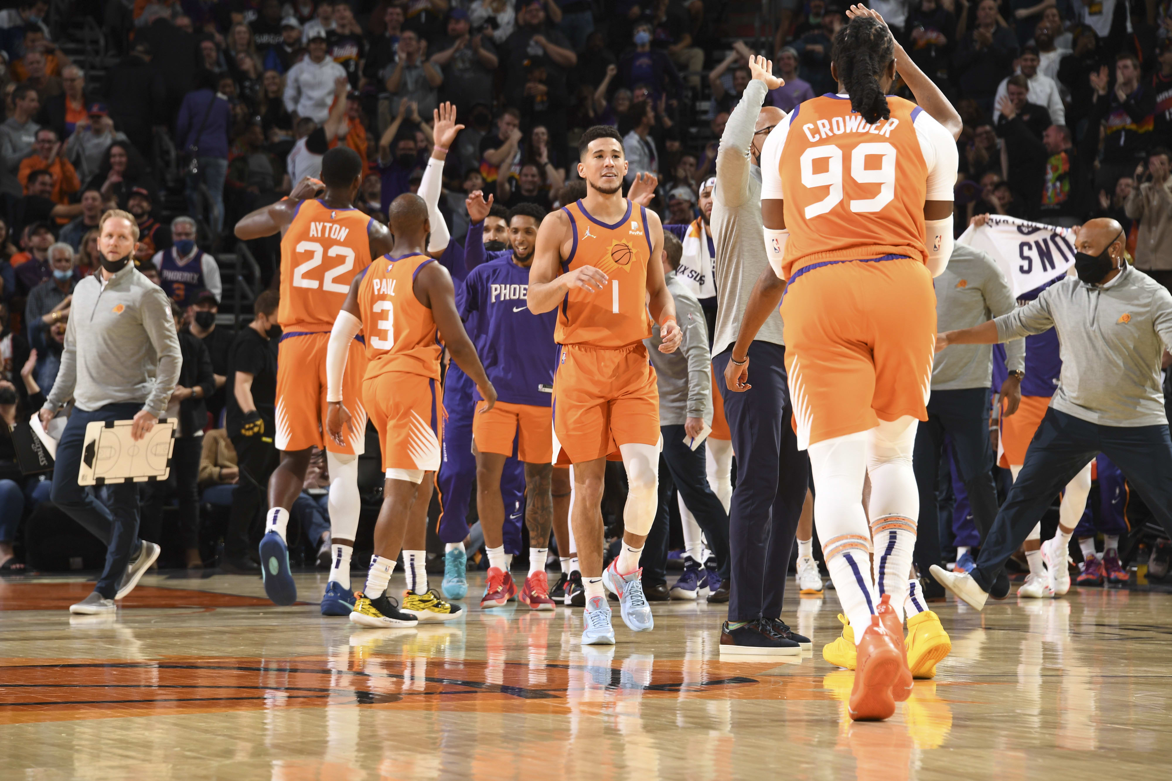 שחקני פיניקס ג'יי קראודר דווין בוקר חוגגים