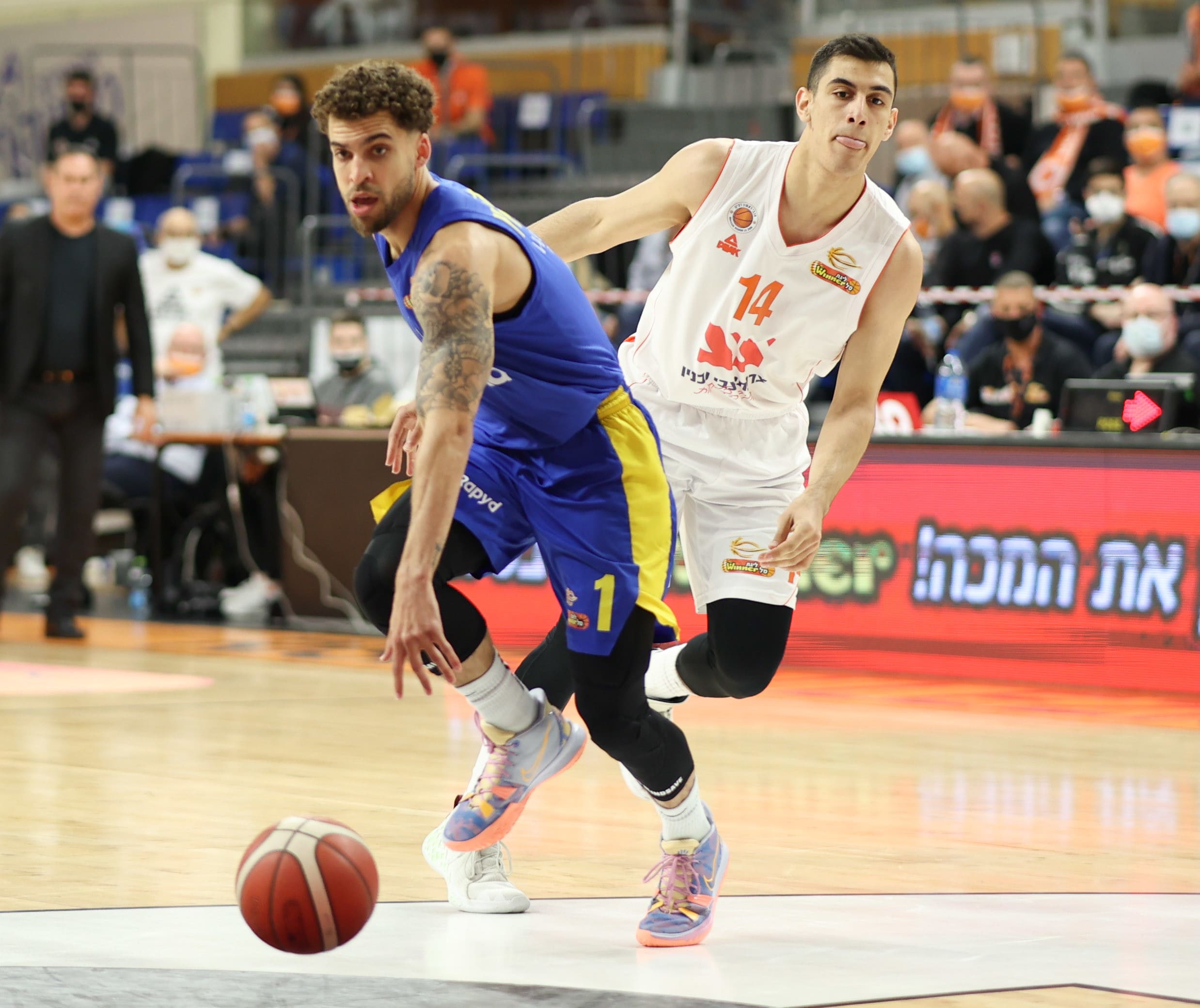 שחקן מכבי תל אביב סקוטי ווילבקין מול שחקן מכבי ראשון לציון נועם דוברת