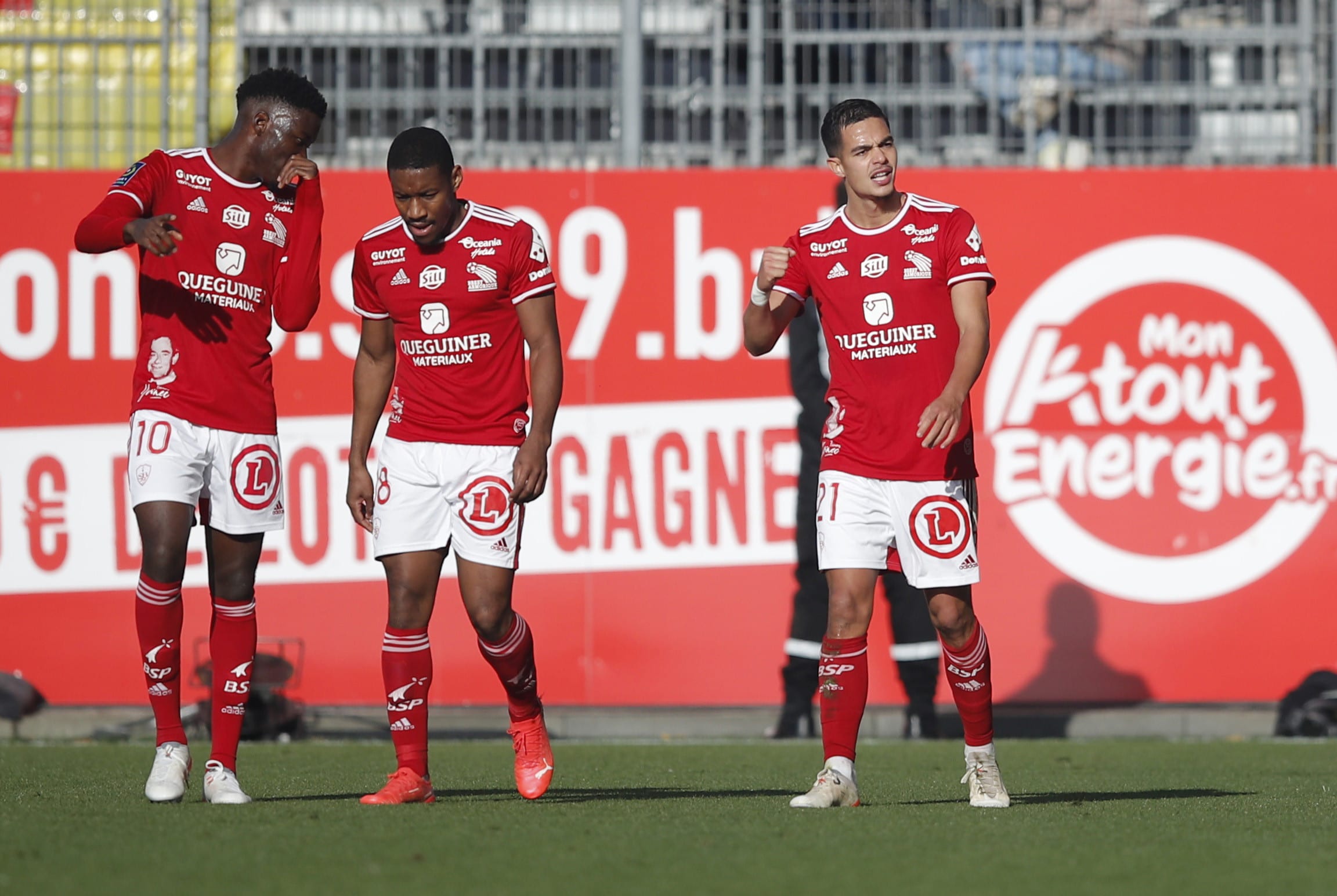 רומן פאבר שחקן ברסט (מימין) חוגג שער