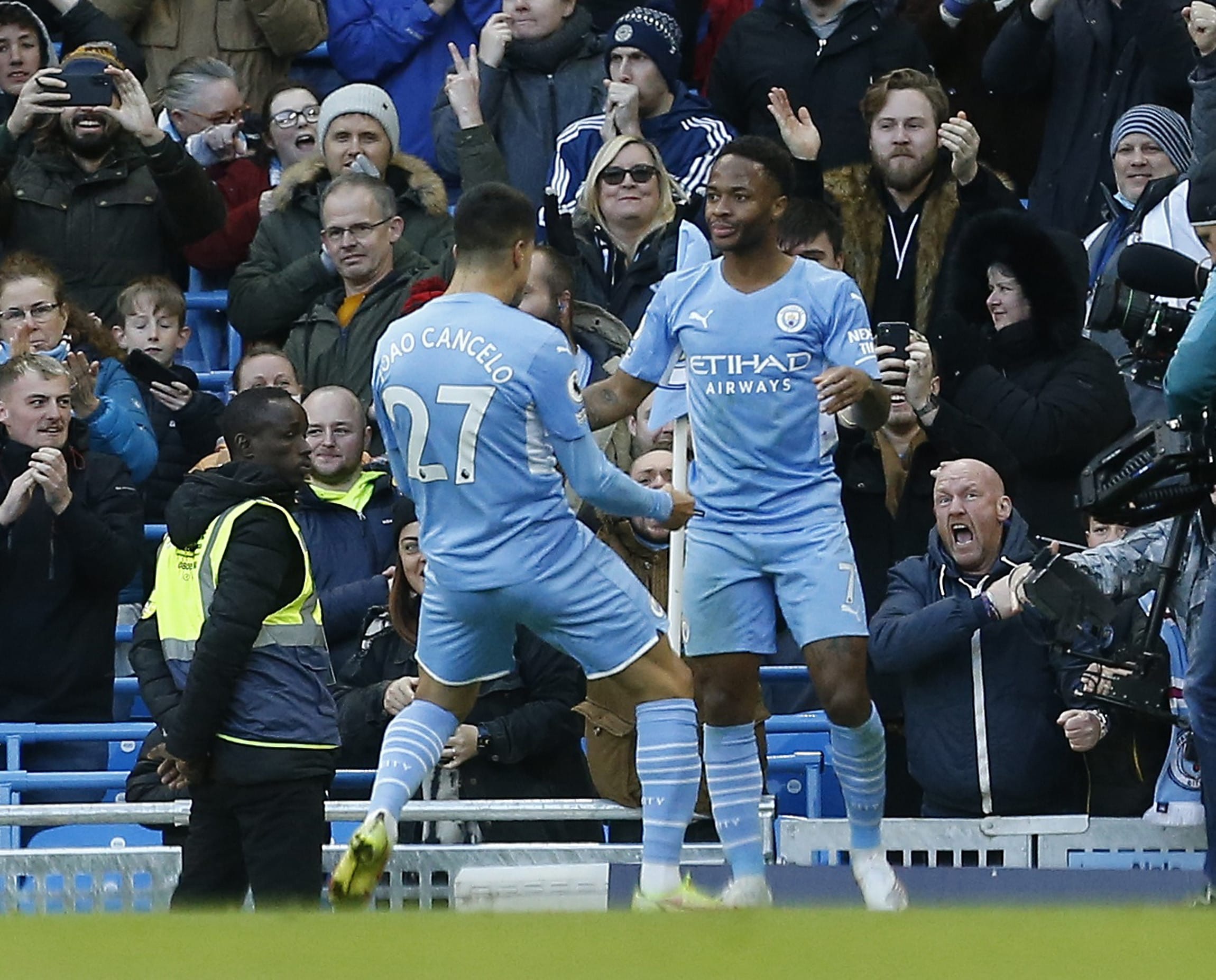 שחקן מנצ'סטר סיטי ראחים סטרלינג חוגג עם חברו לקבוצה ז'ואאו קאנסלו