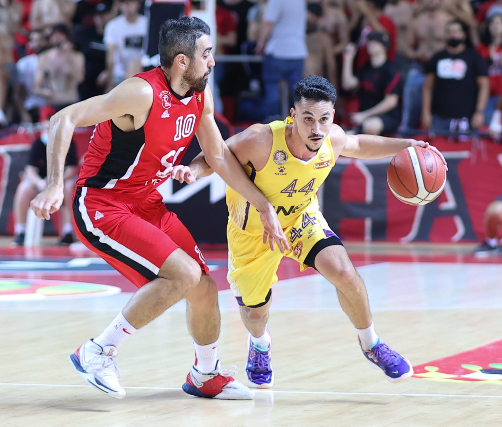 שחקן הפועל חולון ניב משגב מול שחקן הפועל תל אביב בר טימור