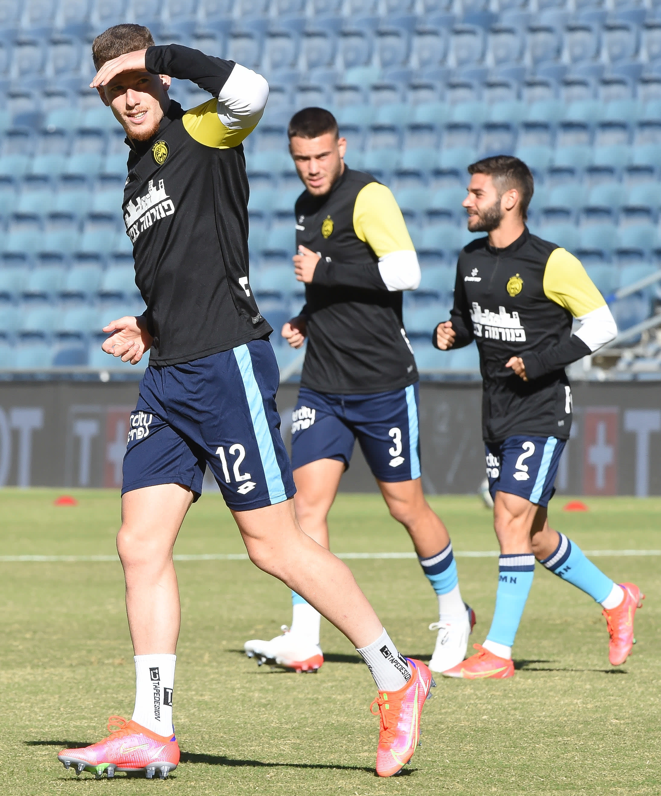 יובל שדה שחקן מכבי נתניה בחימום