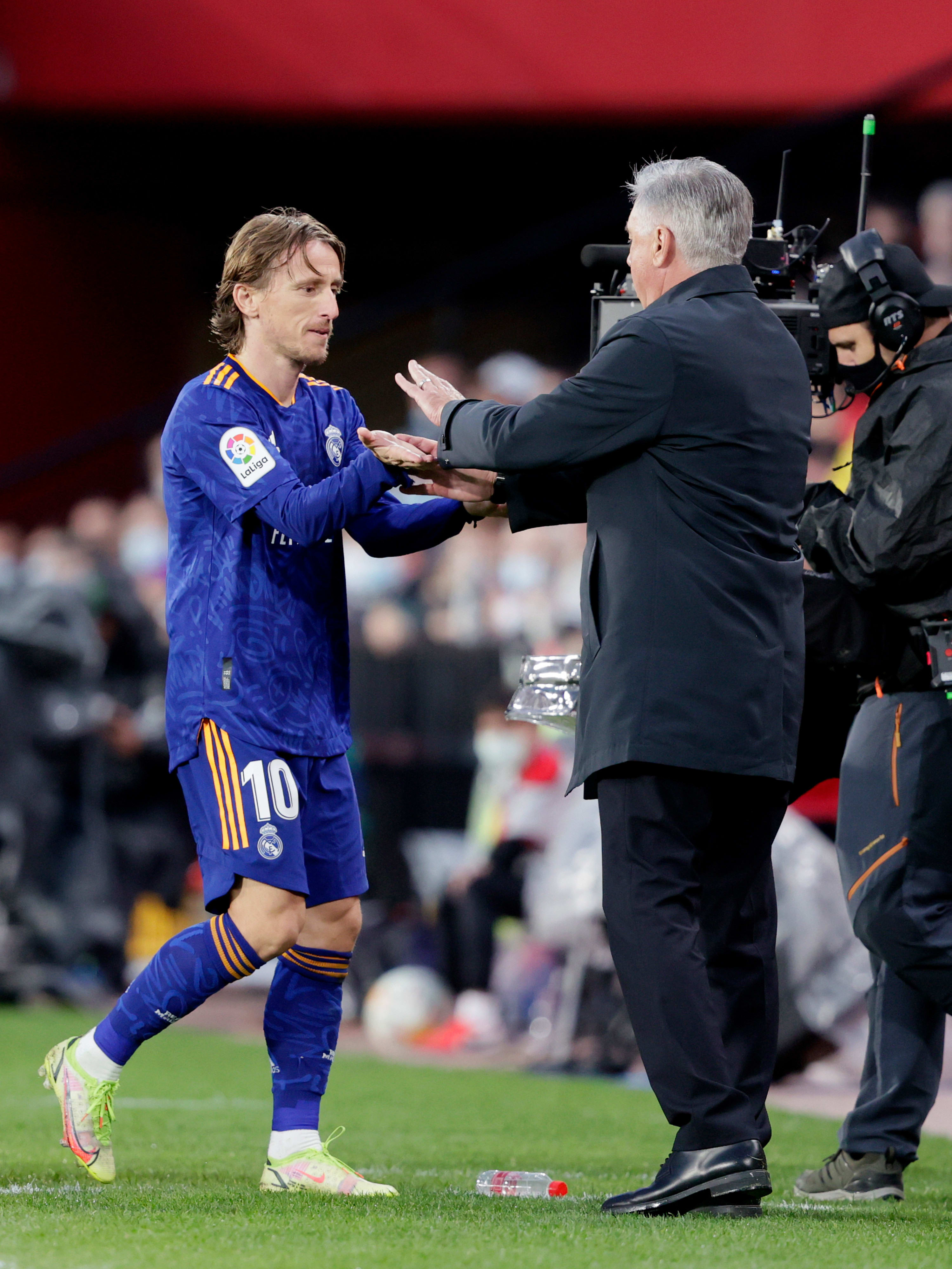 קרלו אנצ'לוטי מאמן ריאל מדריד עם לוקה מודריץ'