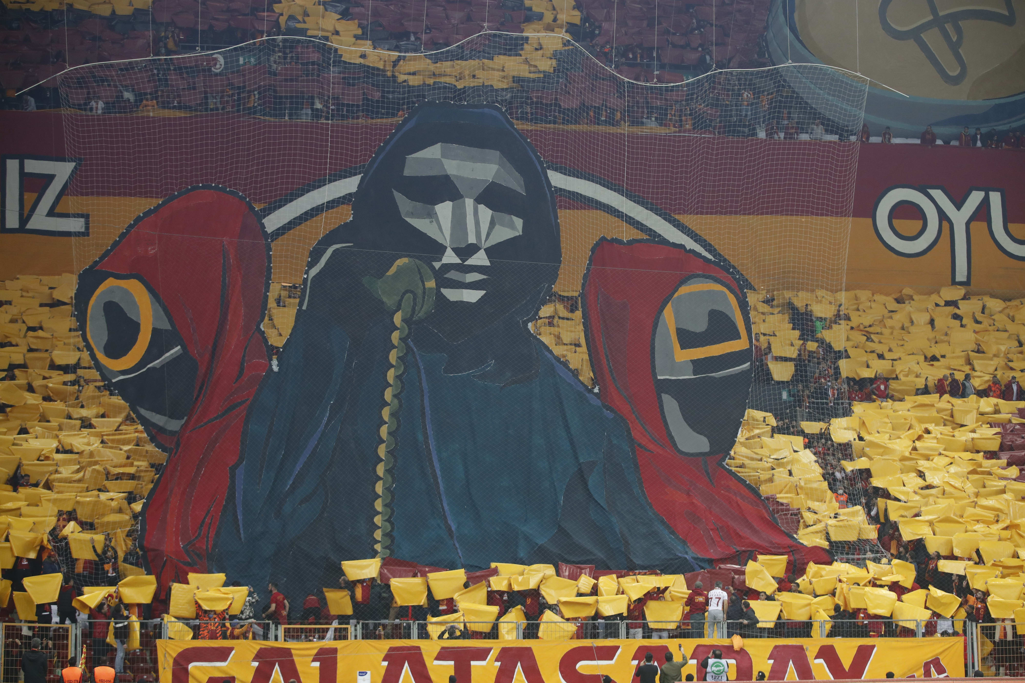 אוהדי גלאטסראיי בדרבי נגד פנרבחצ'ה