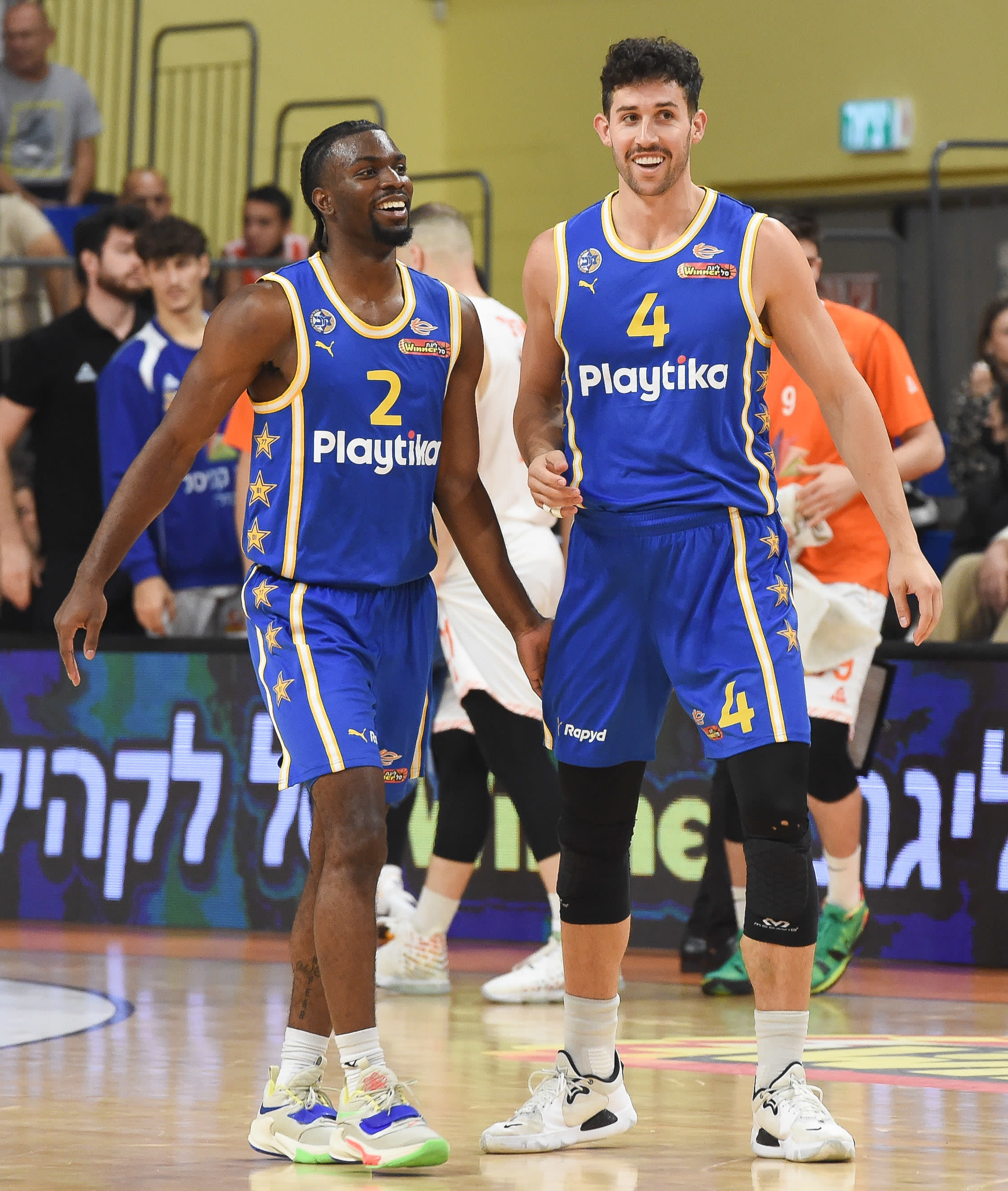 אנג'לו קלויארו שחקן מכבי תל אביב עם קינן אוואנס