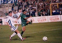 אלון מזרחי כובש את השער הראשון לזכות חיפה