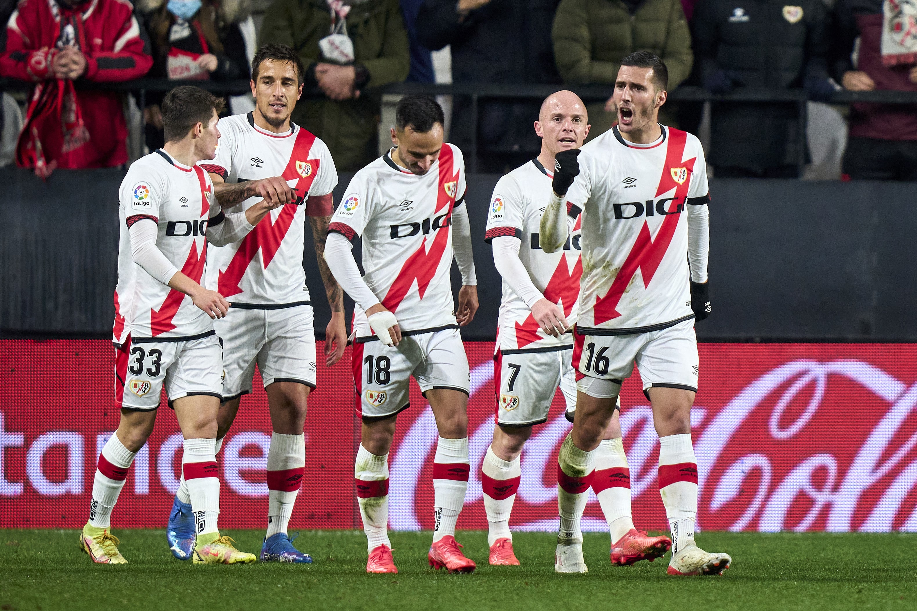 סרחיו גווארדיולה חוגג עם שחקני ראיו וייקאנו