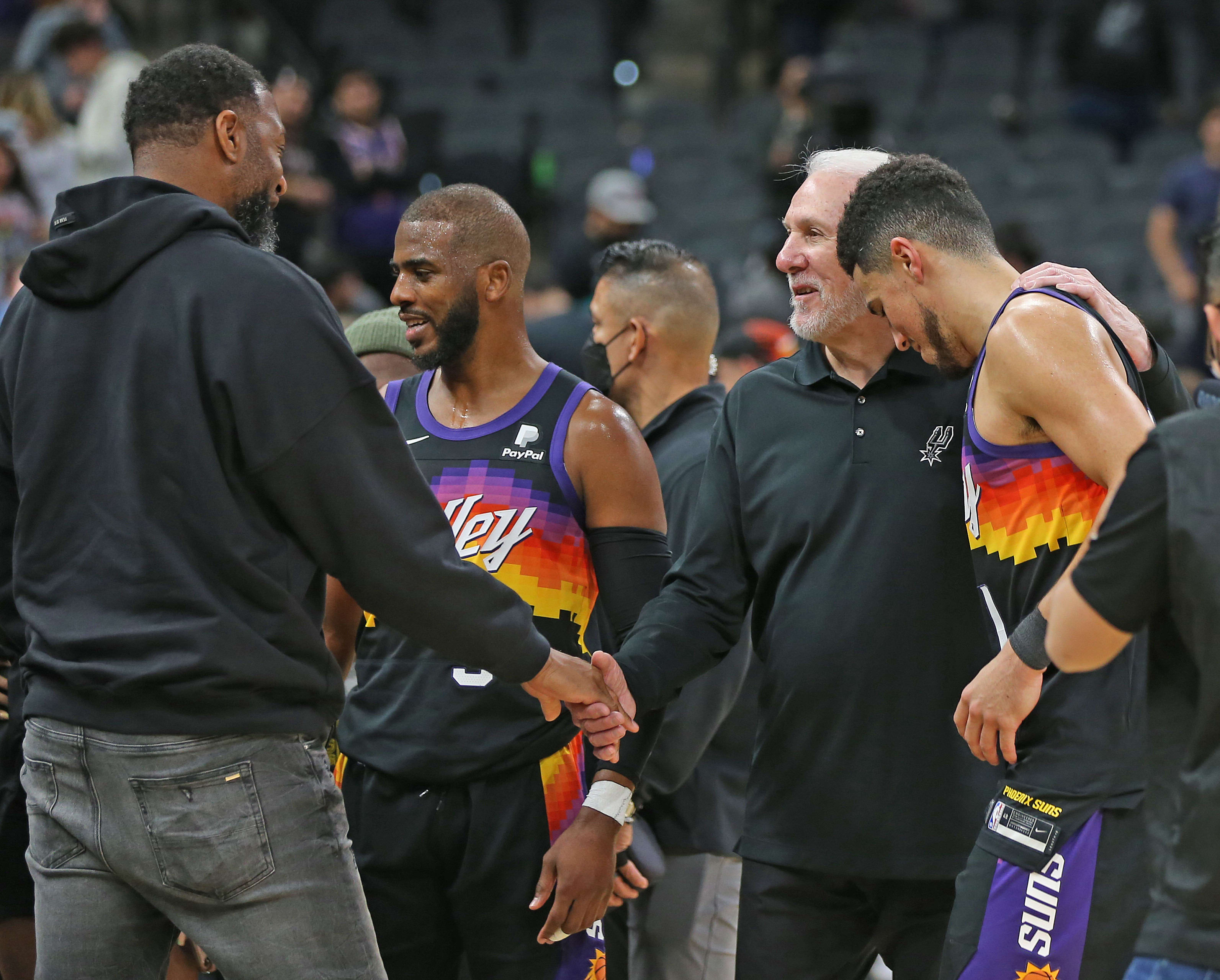 דווין בוקר מברך את גרג פופוביץ' אחרי הניצחון של פיניקס סאנס על סן אנטוניו