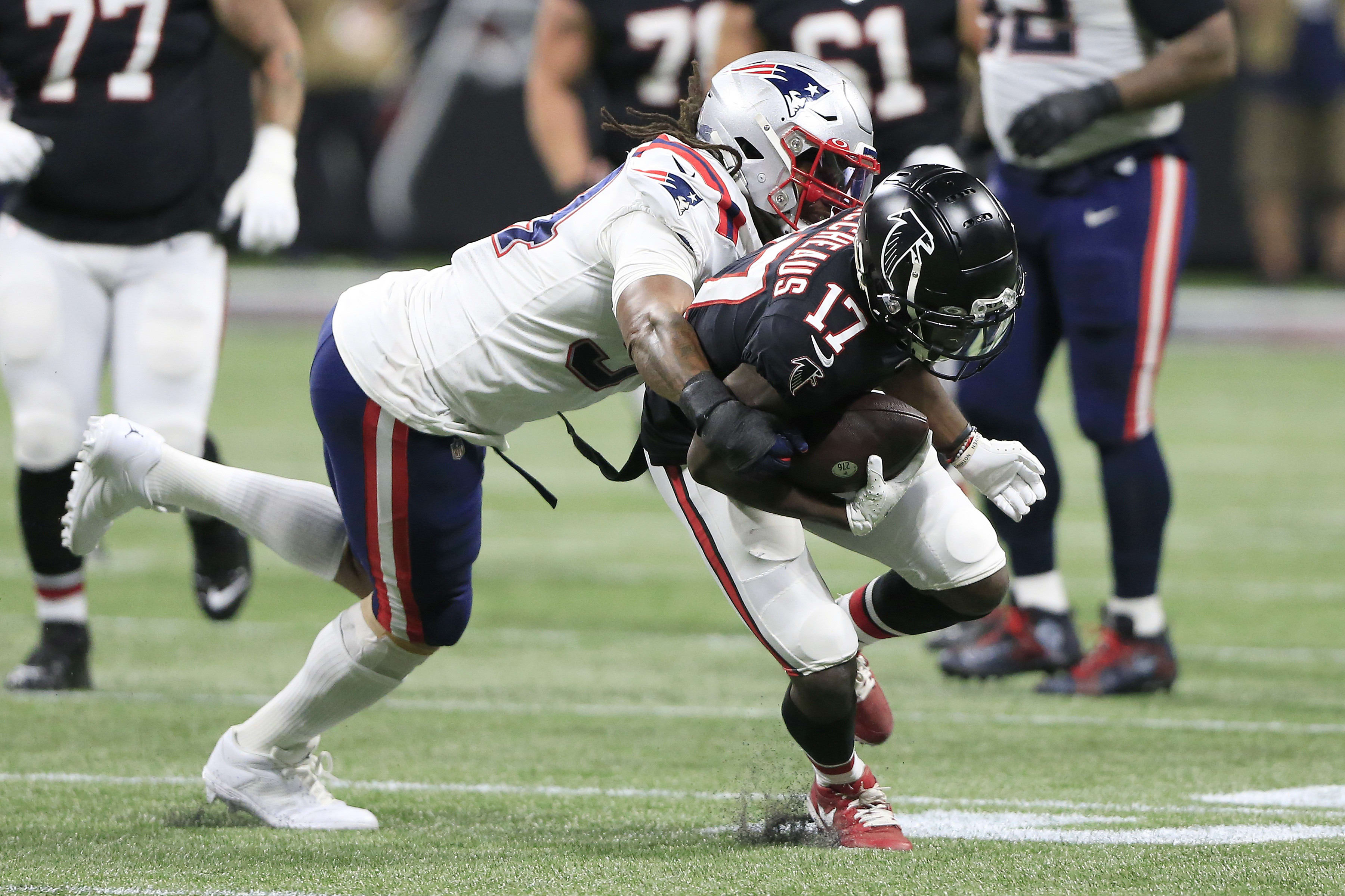 ההגנה התחילה לעבוד. דונטה הייטאוור מתקל את אולמידה זקהאוס