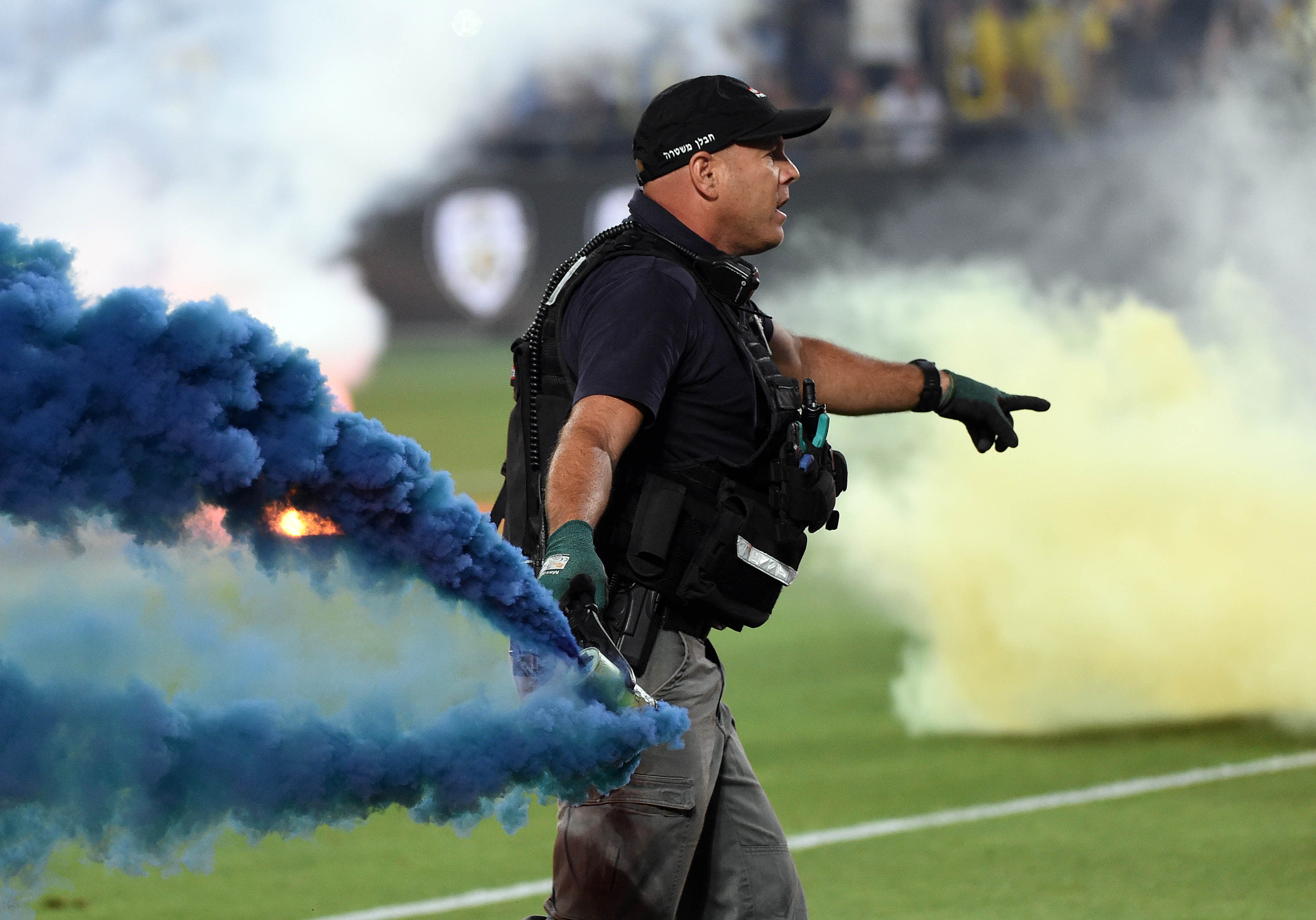 שוטר מוציא רימון עשן כחול מכר הדשא, גמר גביע המדינה 2021