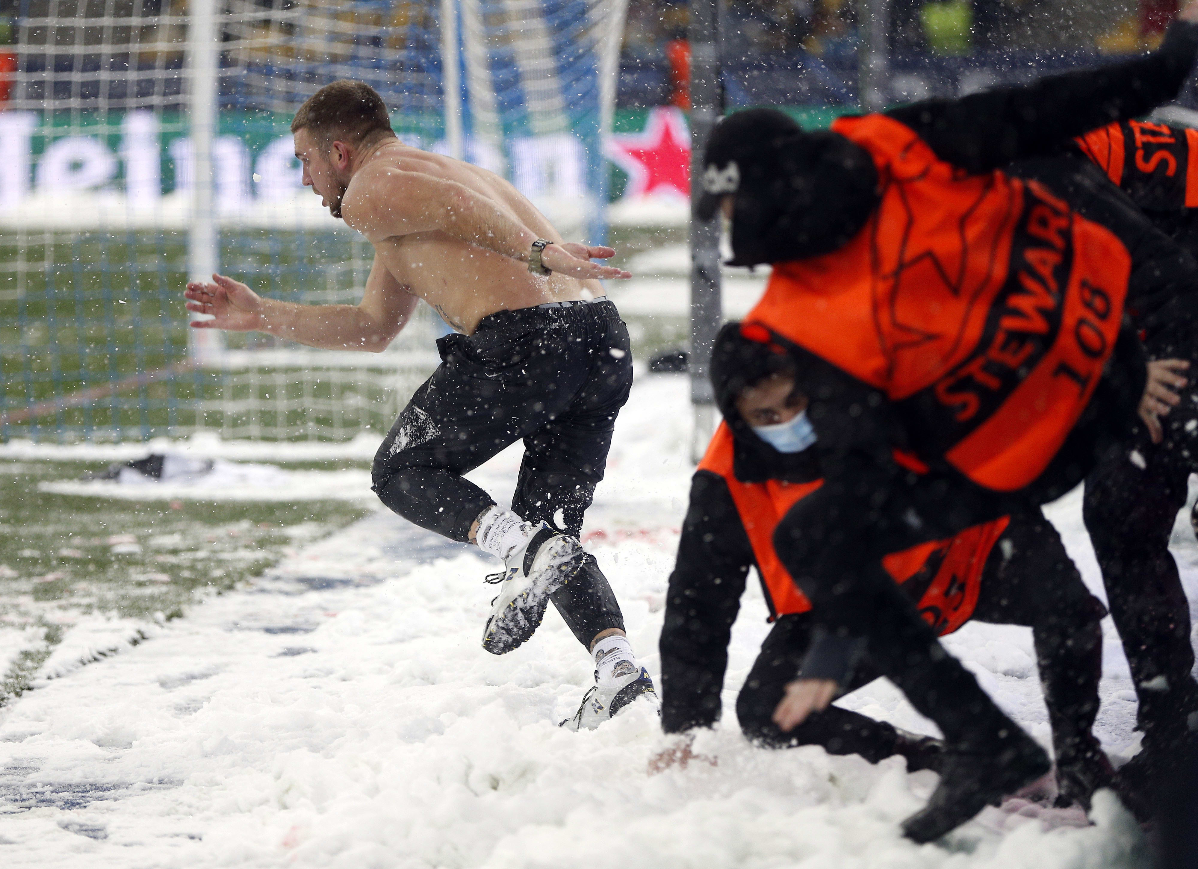 אוהד דינמו קייב פורץ למגרש מול באיירן מינכן