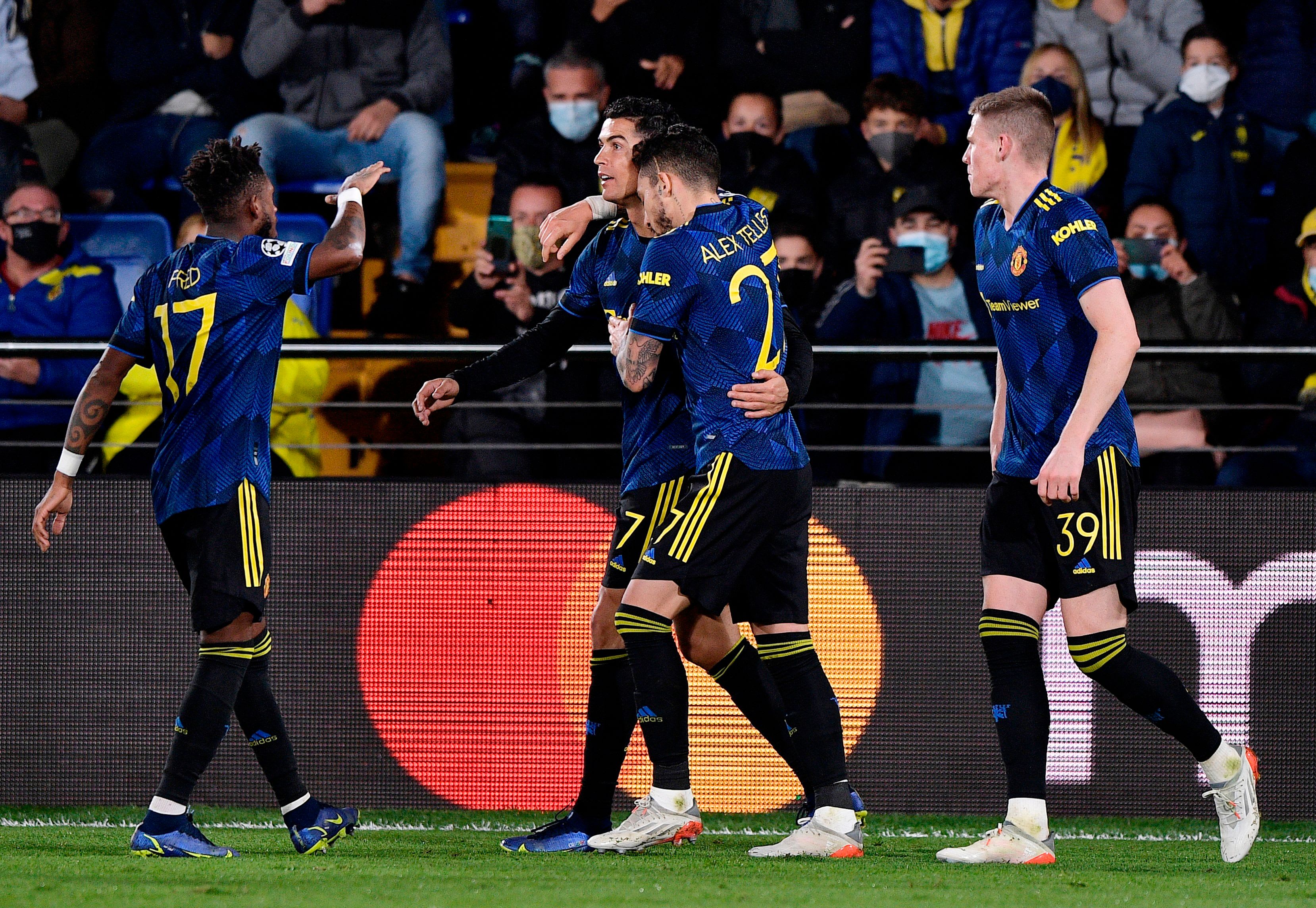 שחקני מנצ'סטר יונייטד חוגגים עם כריסטיאנו רונאלדו