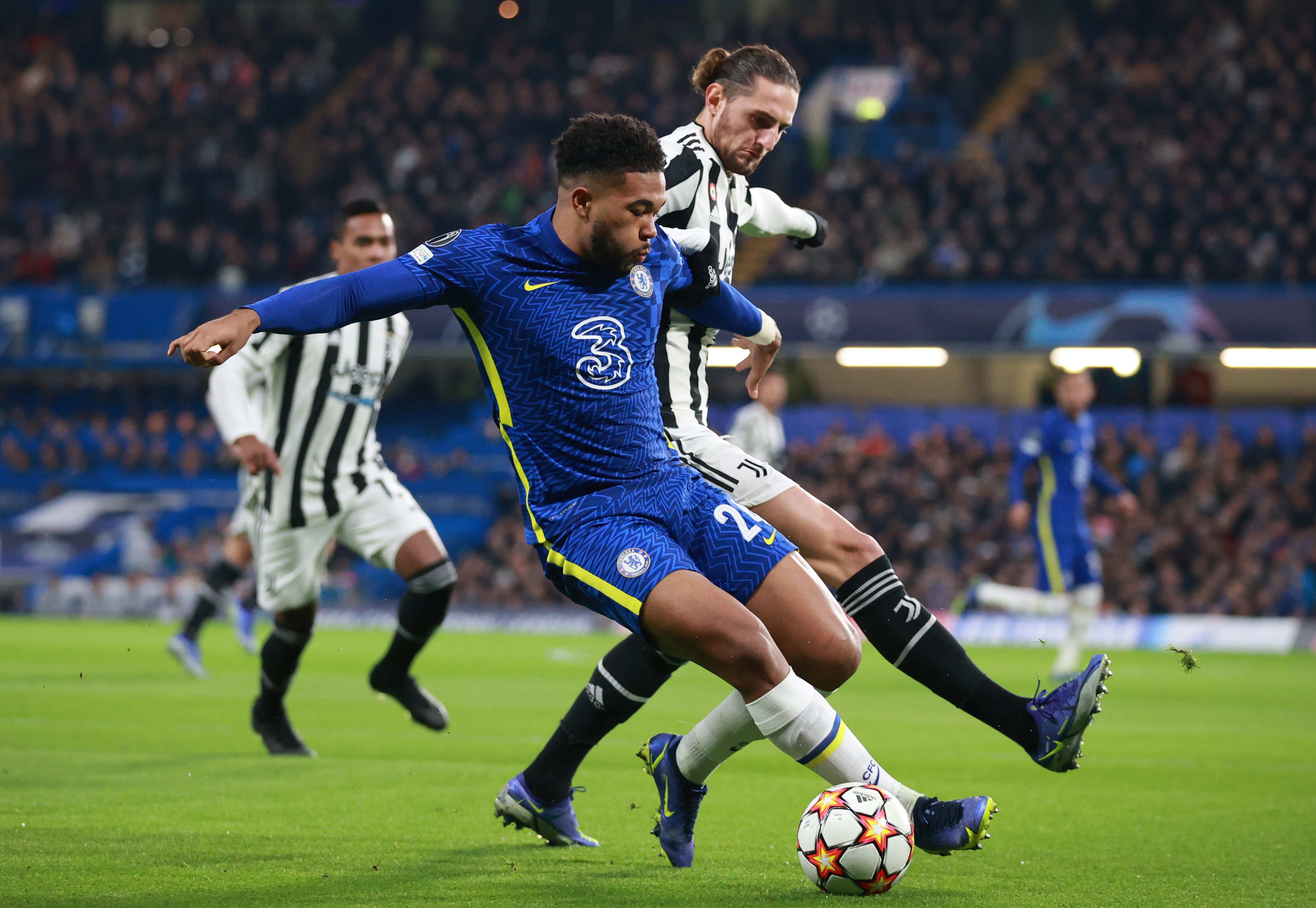 ריס ג'יימס שחקן צ'לסי לפני אדריאן ראביו שחקן יובנטוס