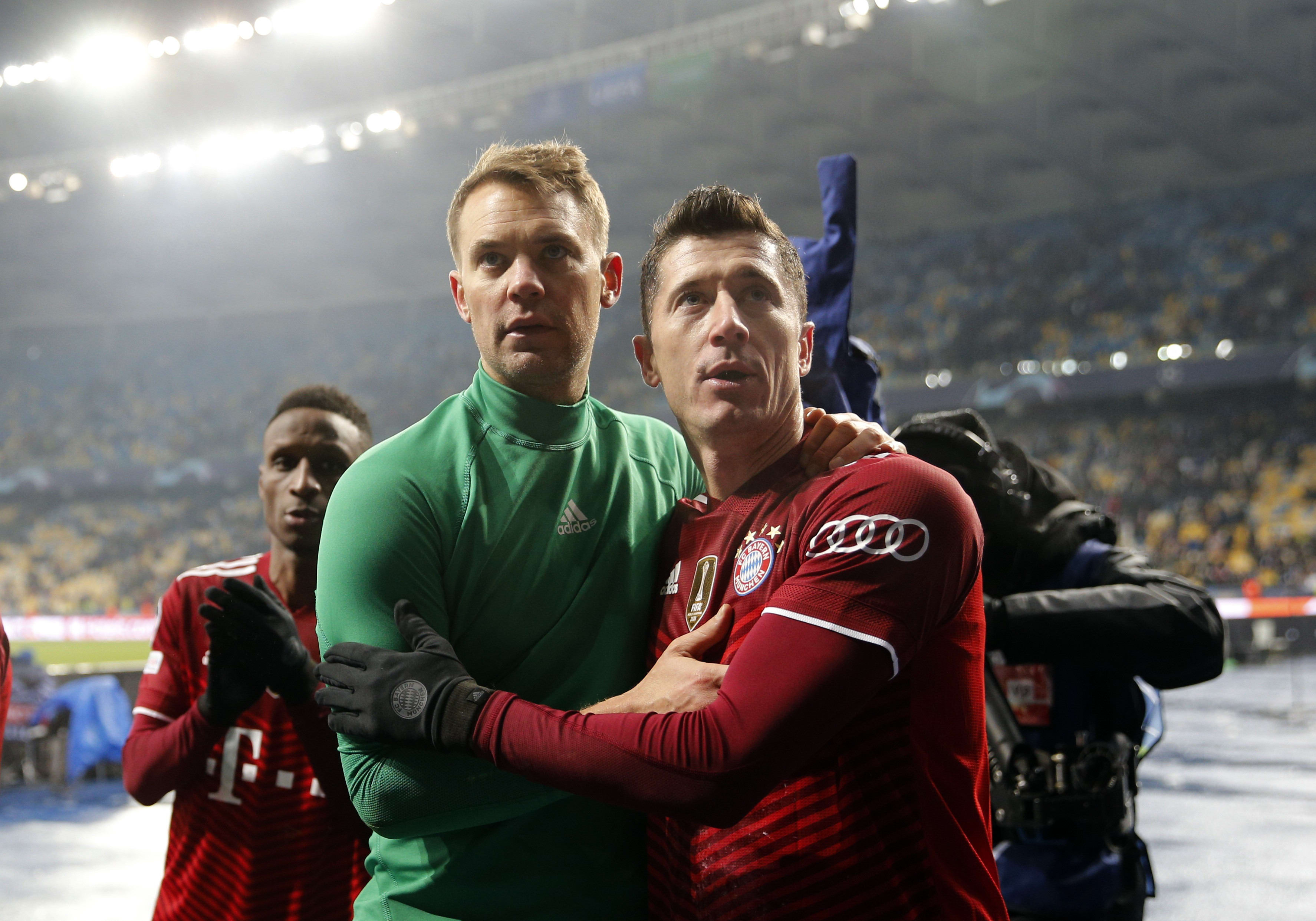 רוברט לבנדובסקי עם מנואל נוייר שחקני באיירן מינכן