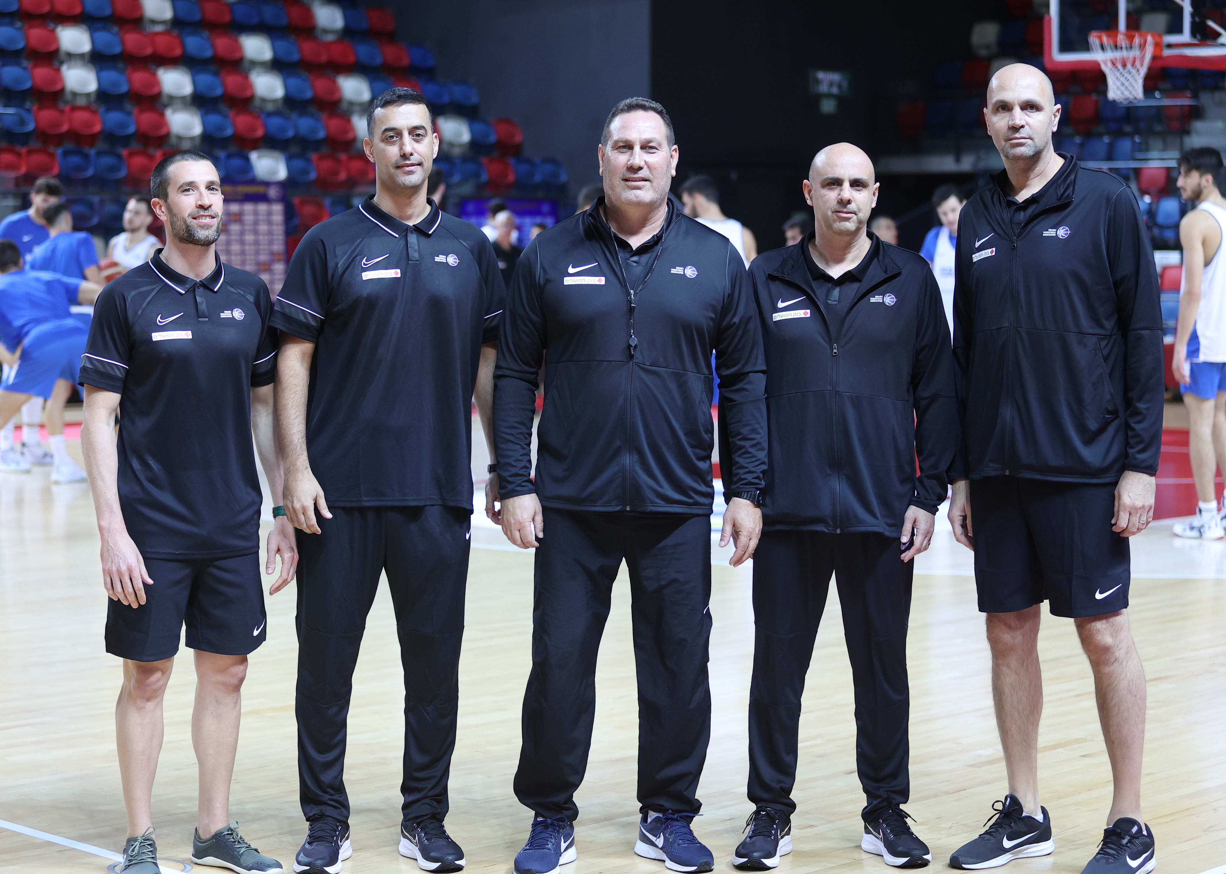 מאמן נבחרת ישראל גיא גודס עם עוזריו נדב זילברשטיין, דרור כהן