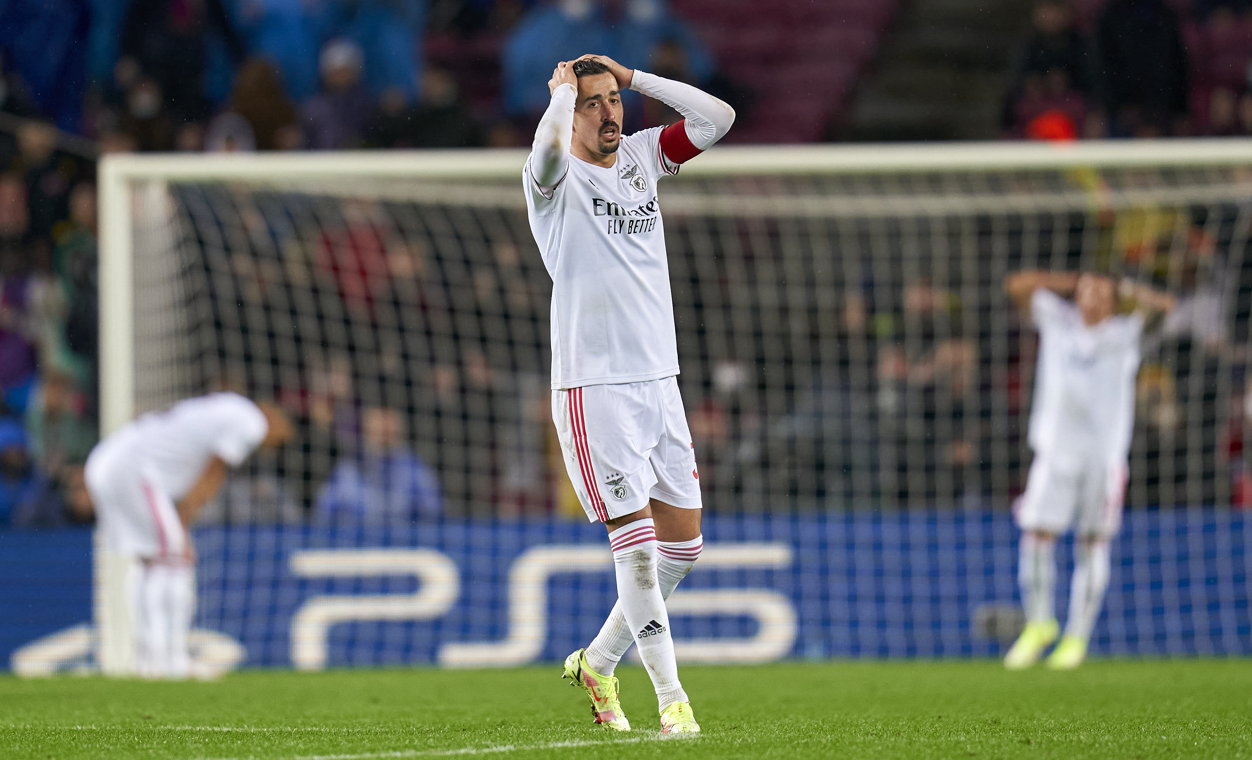 שחקני בנפיקה אחרי ההחמצה מול ברצלונה