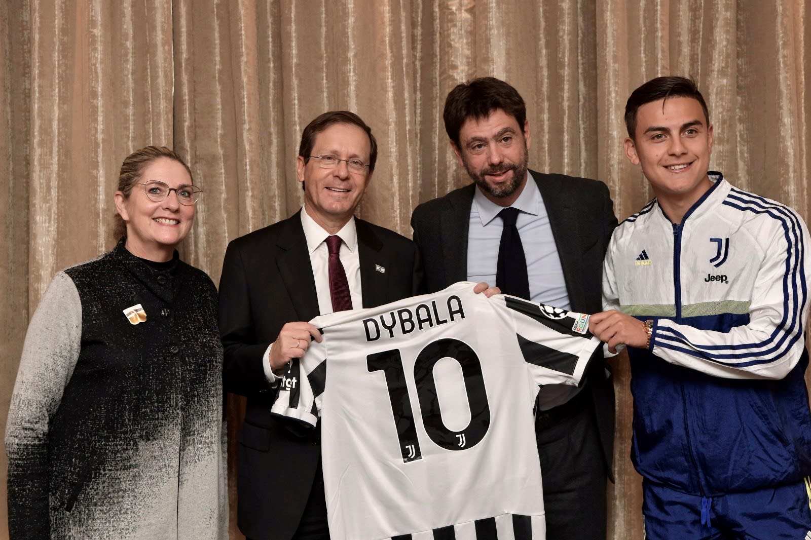 פאולו דיבאלה, נשיא יובנטוס אנדראה אניילי, נשיא המדינה יצחק הרצוג ורעייתו מיכל