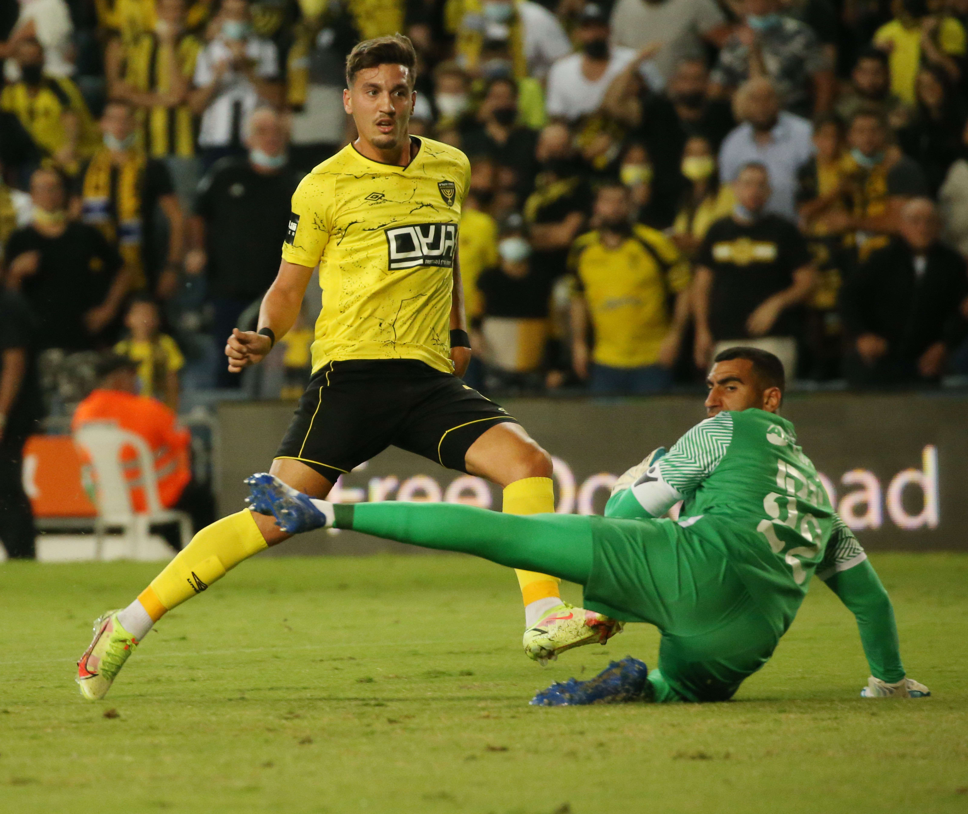 ירדן שועה שחקן בית"ר ירושלים מול אריק ינקו שוער מכבי פתח תקוה