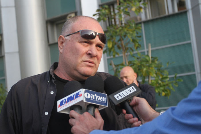 משה שוויצר שחקן מכבי תל אביב לשעבר מגיע לבקר את אבי כהן