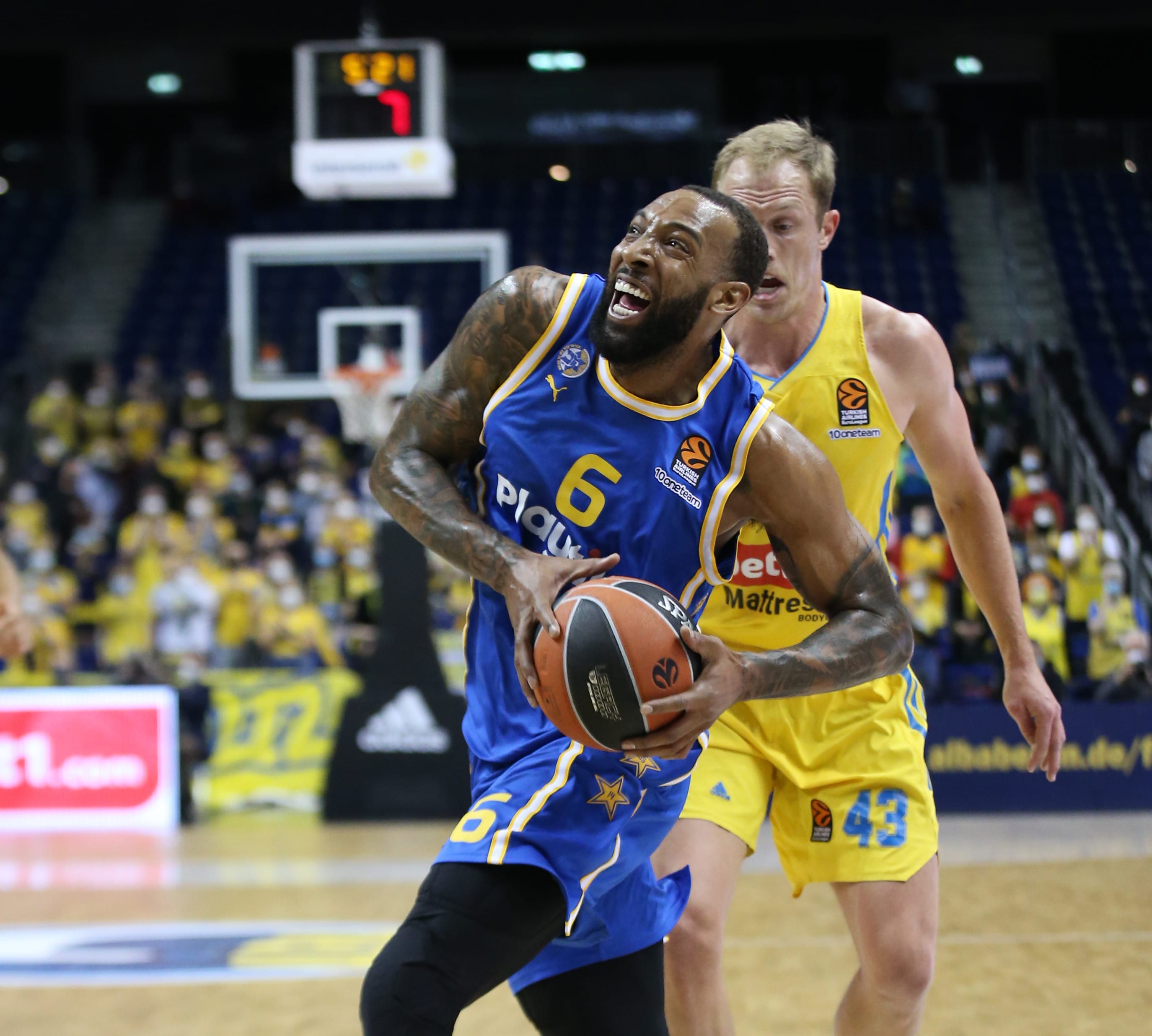 שחקן מכבי תל אביב דרק וויליאמס מול שחקן אלבה ברלין לוק סיקמה