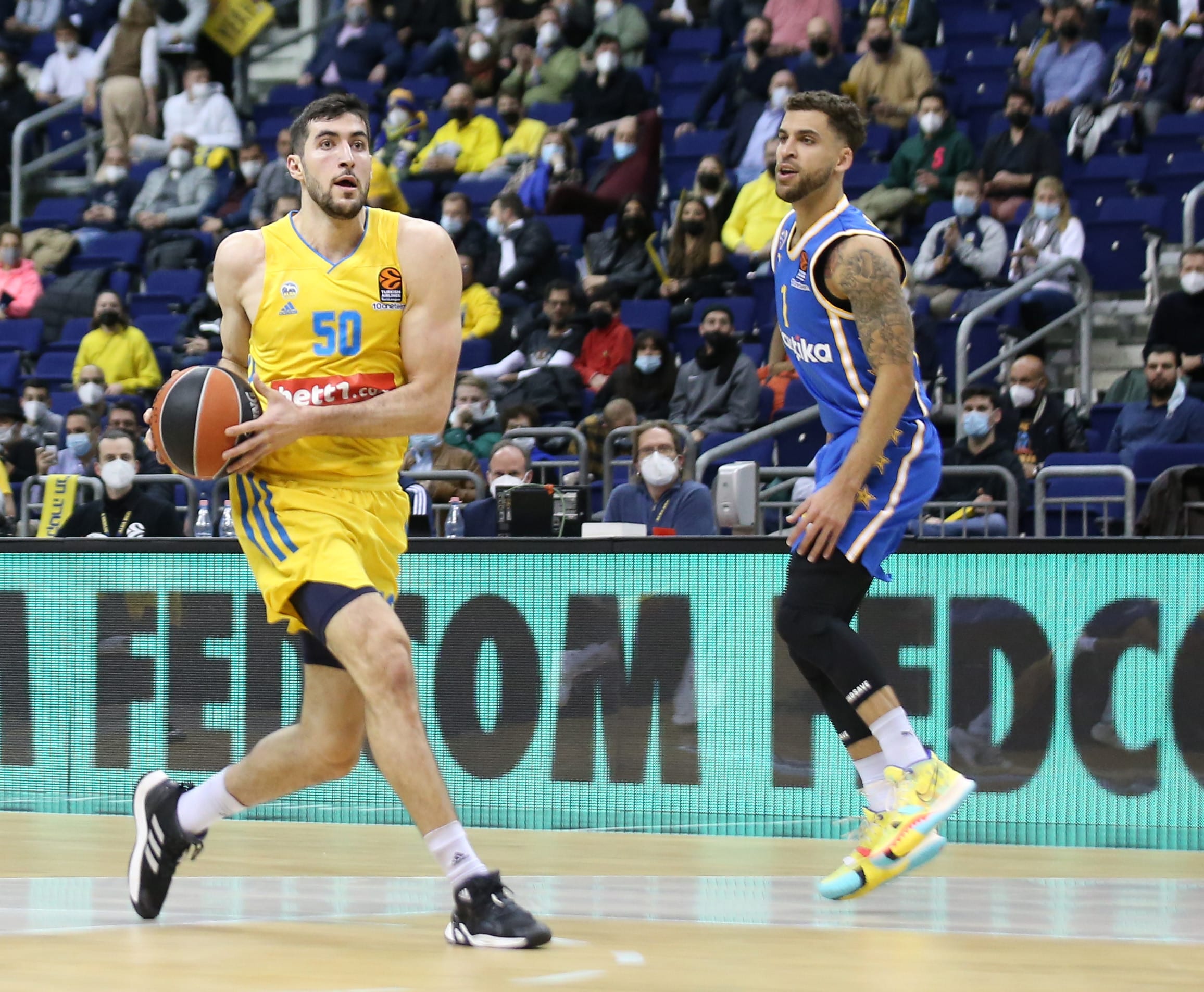 שחקן אלבה ברלין יובל זוסמן מול שחקן מכבי תל אביב סקוטי ווילבקין