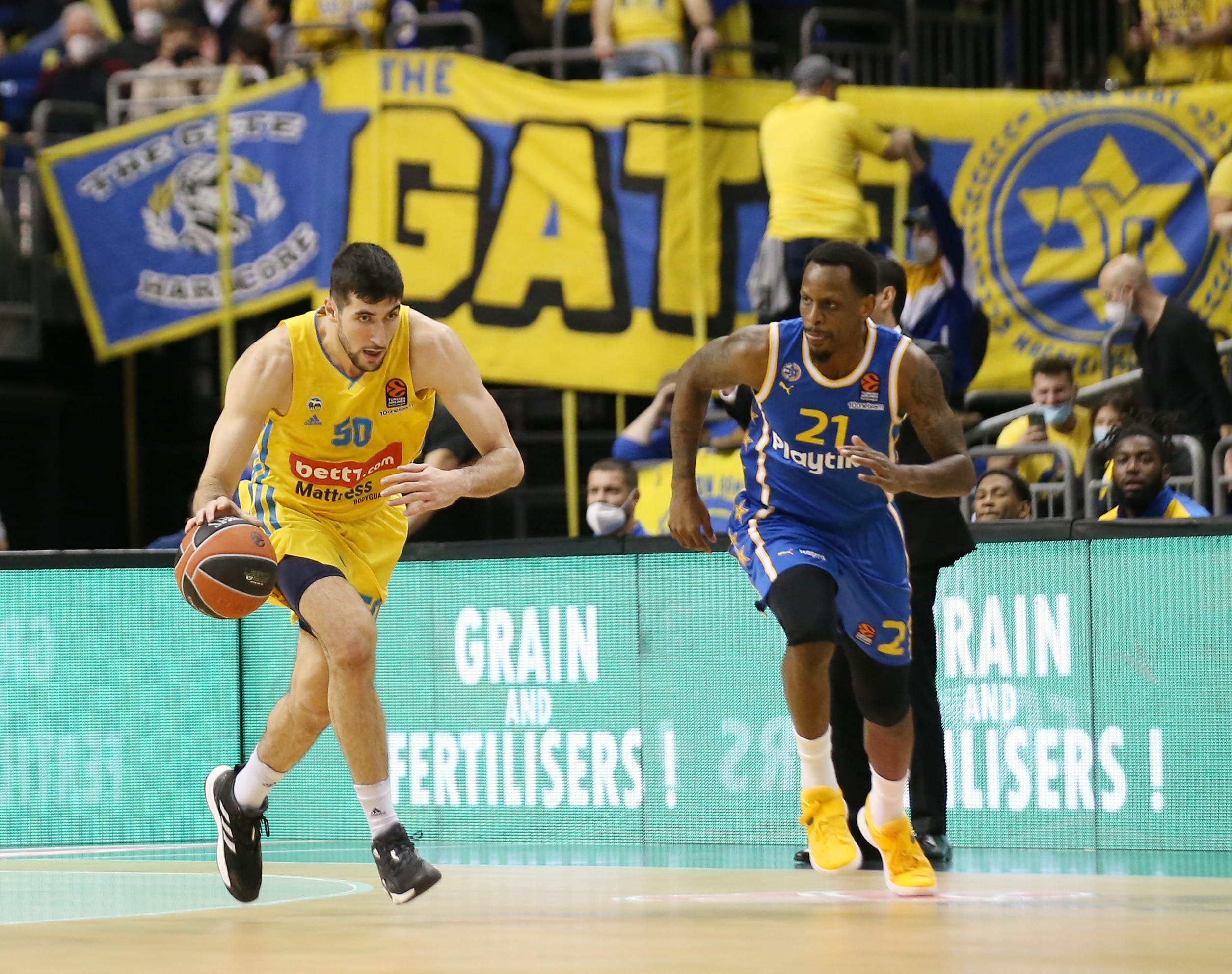 שחקן אלבה ברלין יובל זוסמן מול שחקן מכבי תל אביב ג'יימס ננאלי