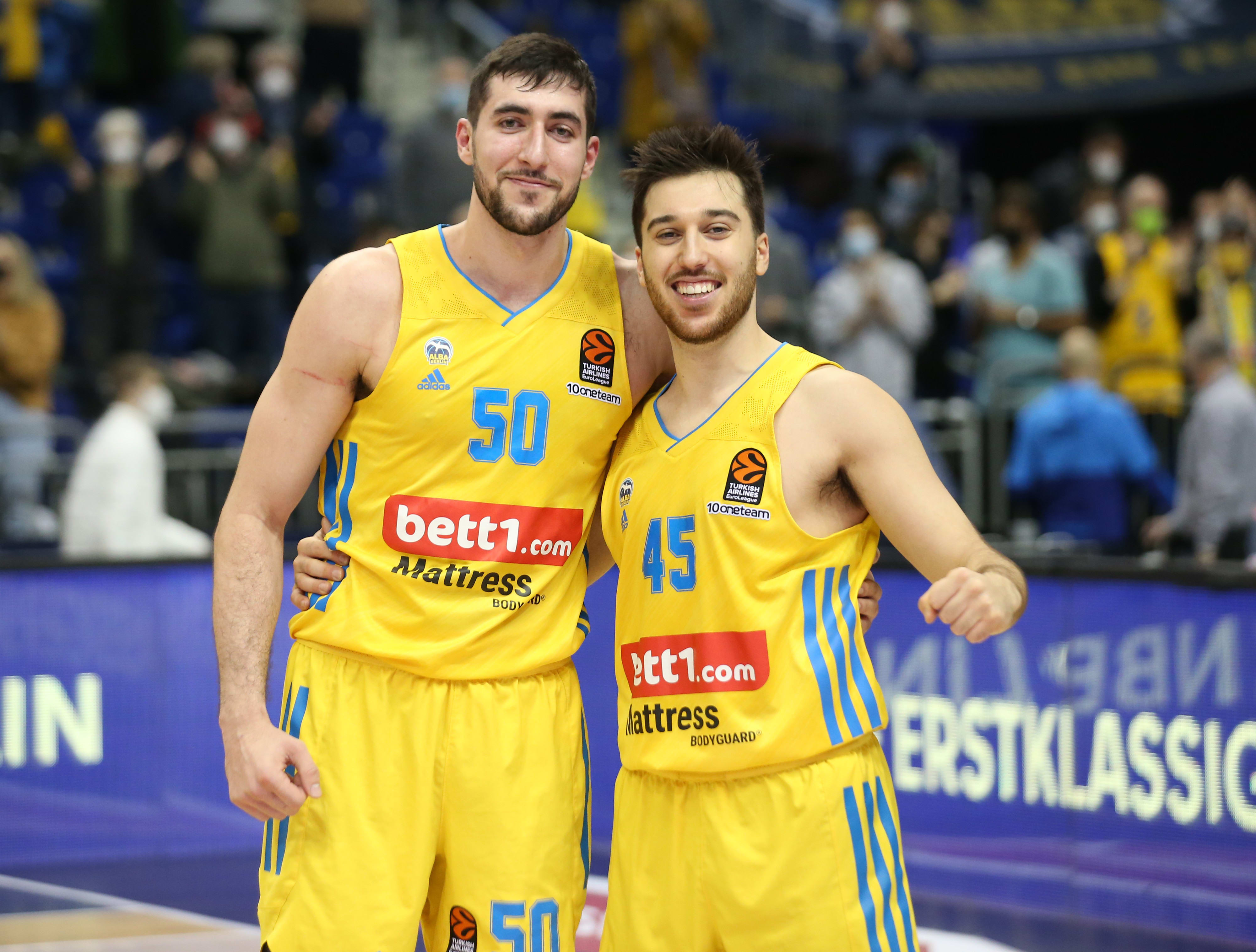 יובל זוסמן שחקן אלבה ברלין עם תמיר בלאט