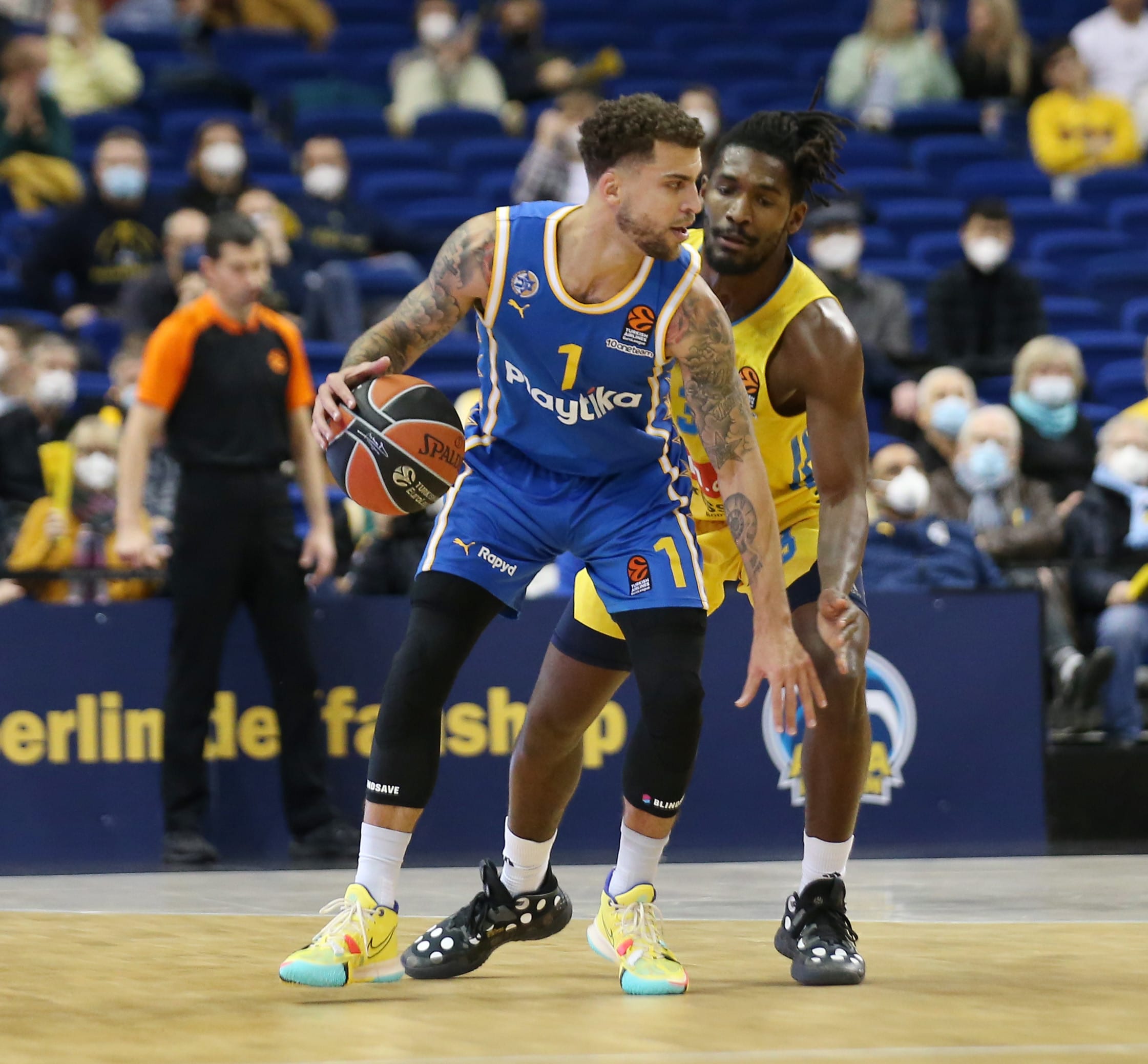 סקוטי ווילבקין שחקן מכבי תל אביב מול ג'אלין סמית' שחקן אלבה ברלין