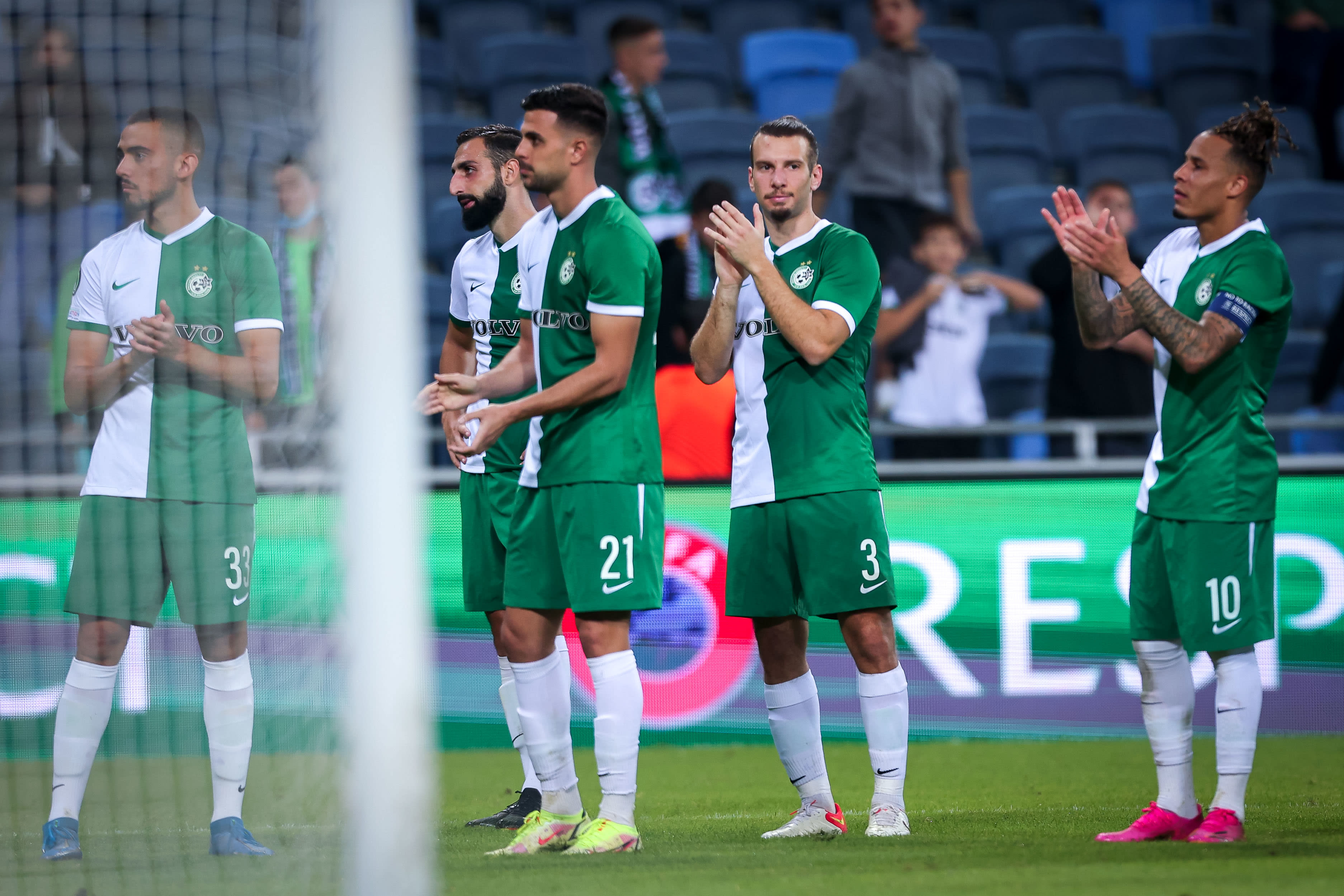 צ'ארון שרי שחקן מכבי חיפה עם שון גולדברג, דין דוד, חוסה רודריגס, מאור לוי