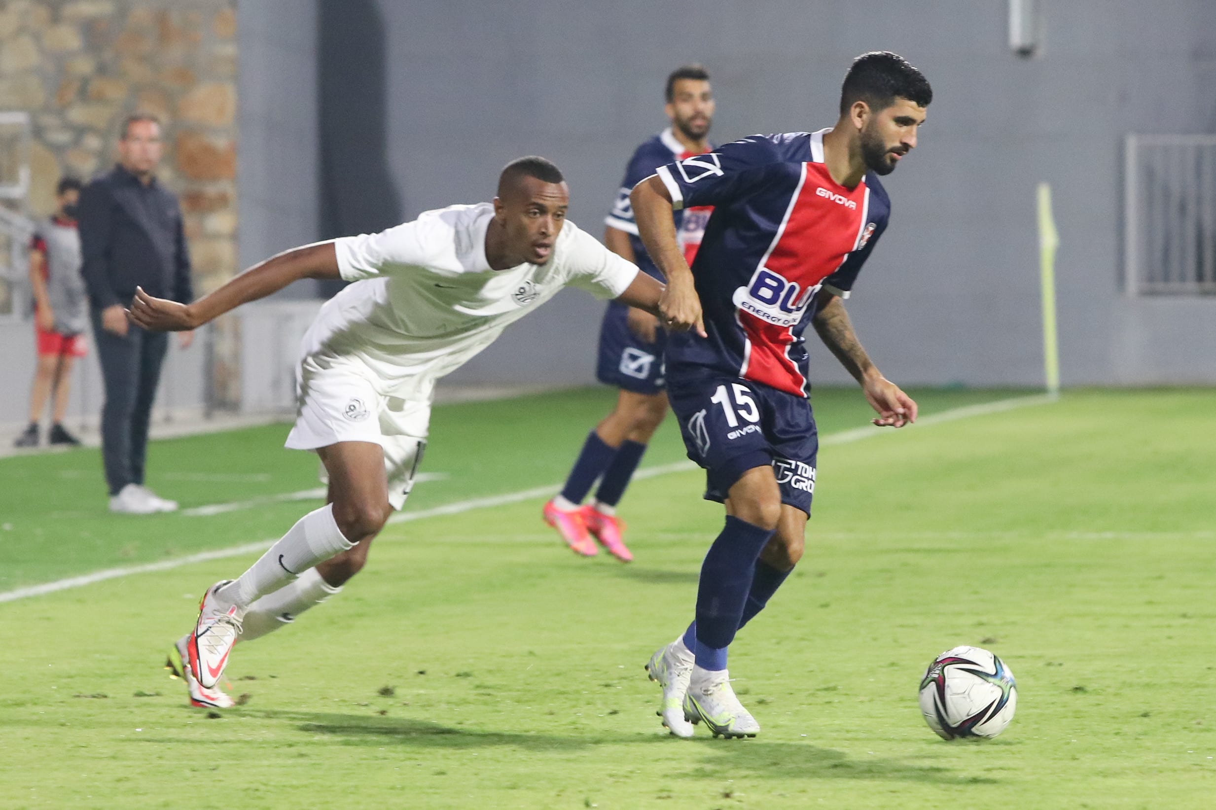 אלי בלילתי שחקן הפועל נוף הגליל לפני זוהר זסנו שחקן מ.ס. אשדוד