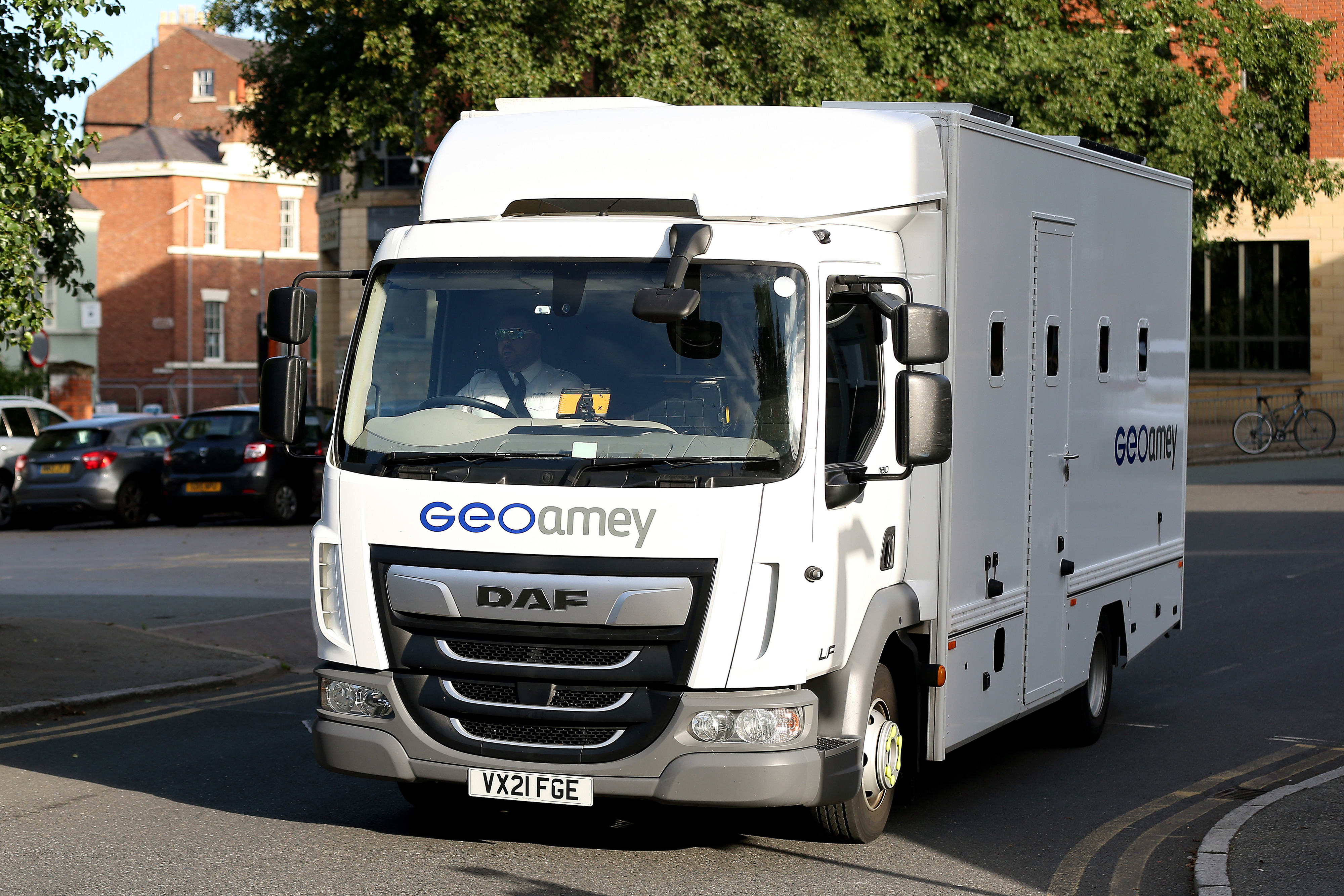 רכב משטרתי המביא את בנז'מן מנדי לדיון משפטי