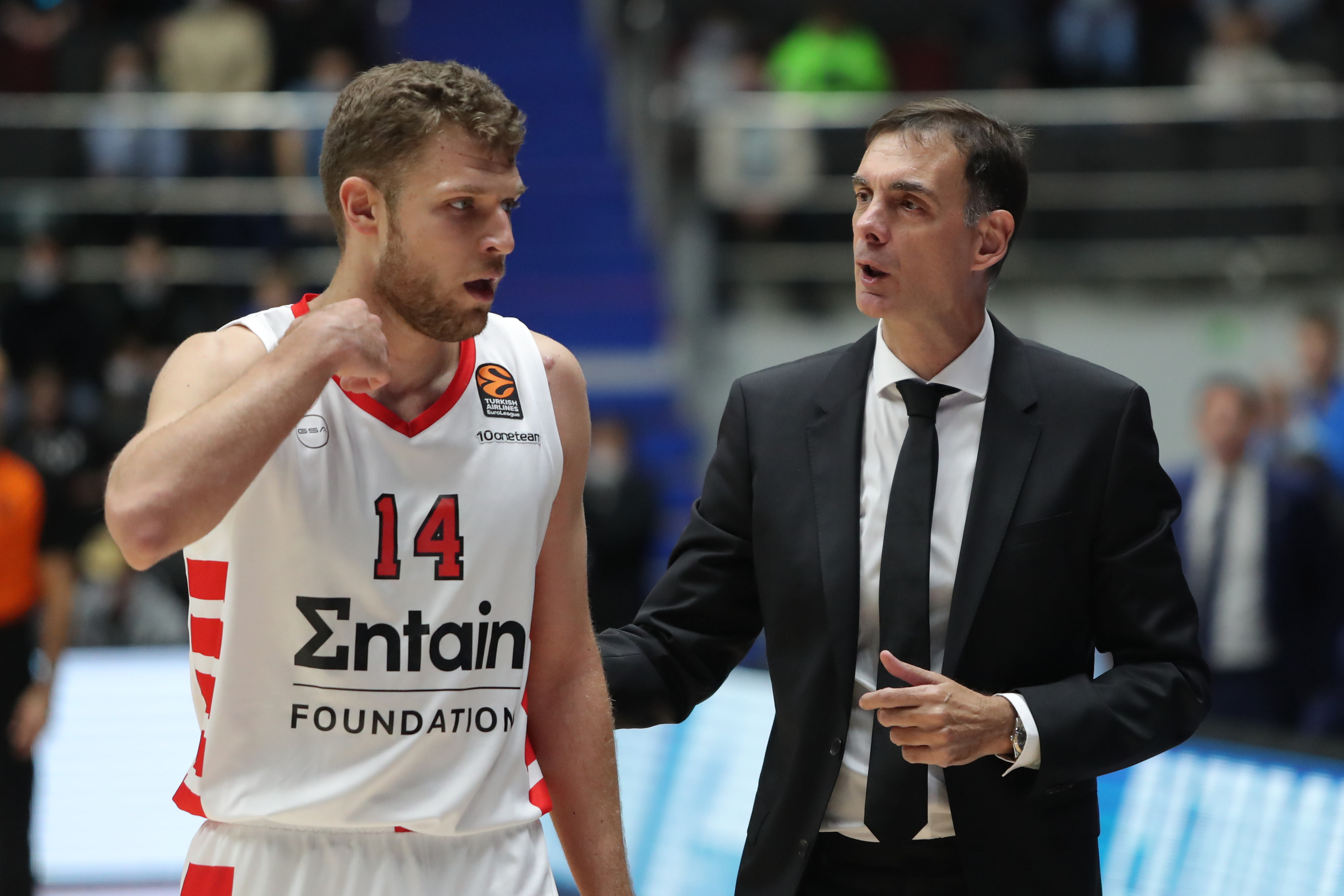 יורגוס ברצוקאס מאמן אולימפיאקוס עם סשה וזנקוב