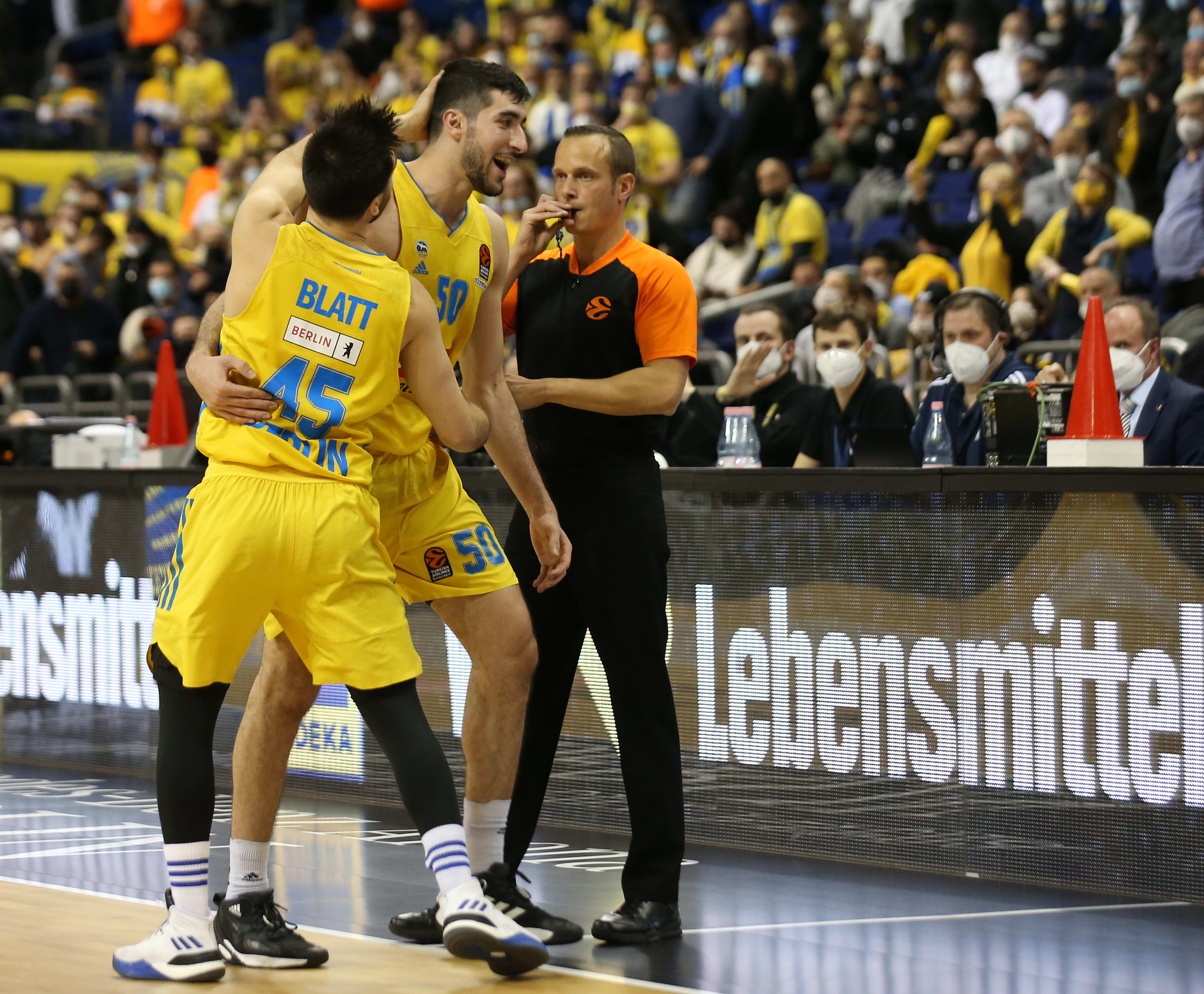 יובל זוסמן שחקן אלבה ברלין עם תמיר בלאט