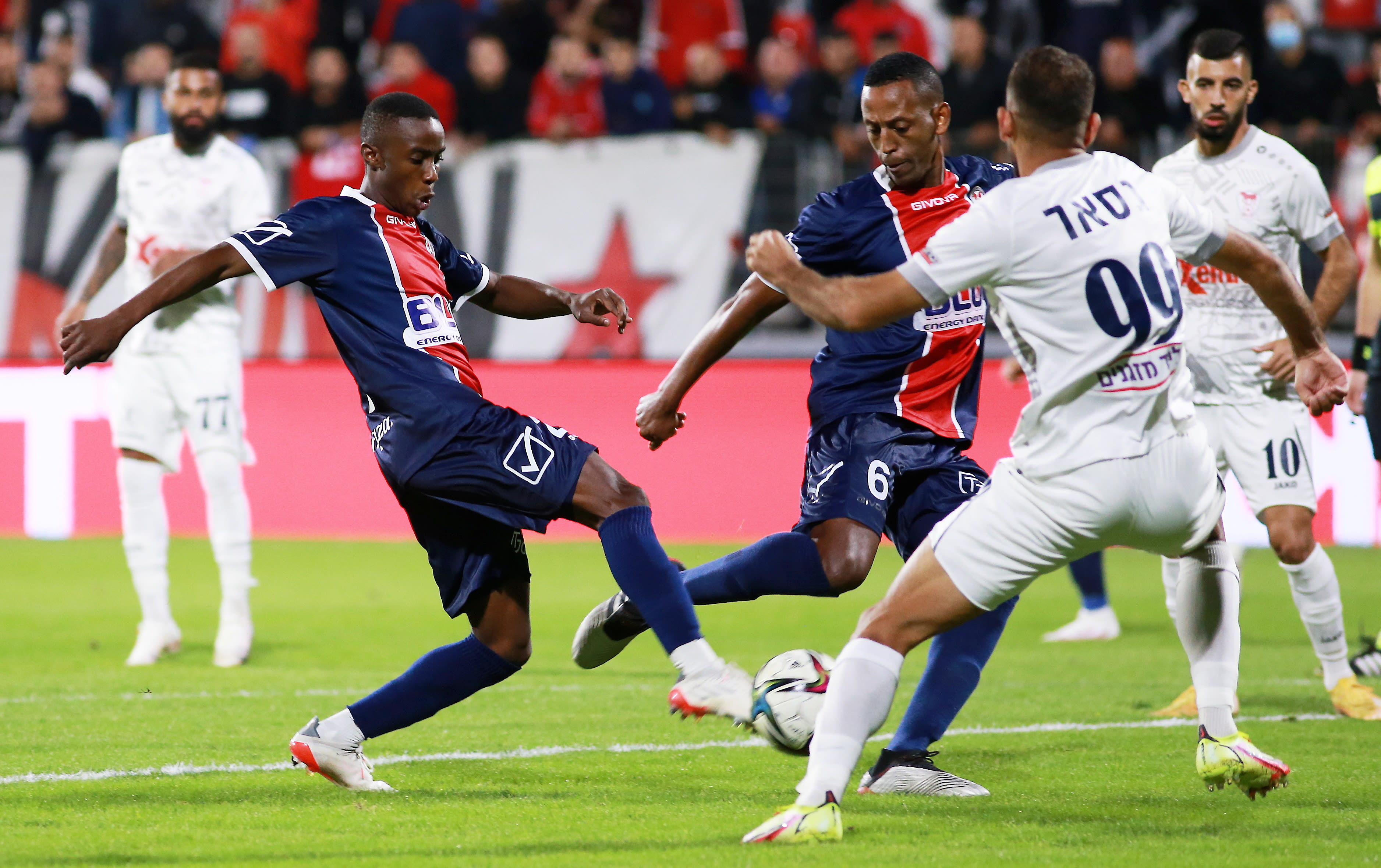 טימו מוזי שחקן הפועל נוף הגליל עם סולומון דניאל