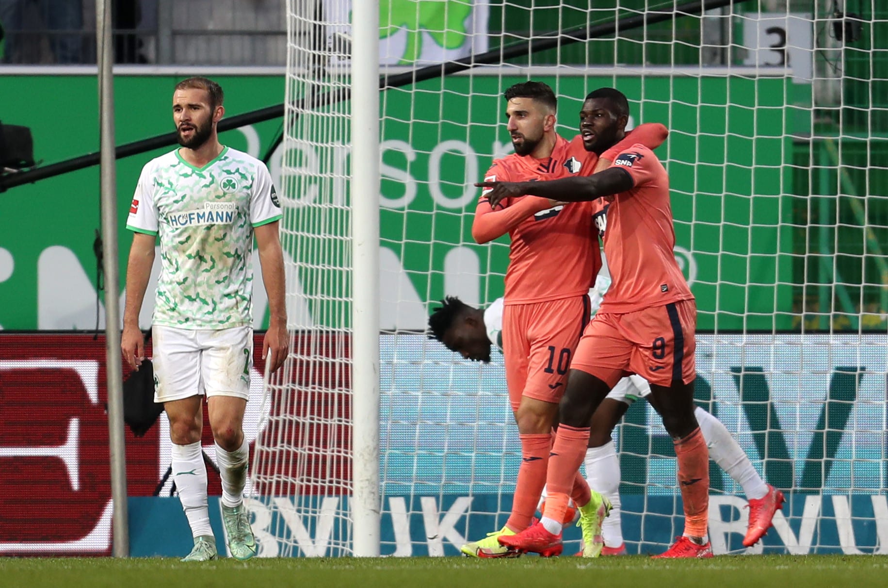 אילאס בבו עם מונס דאבור שחקני הופנהיים חוגגים