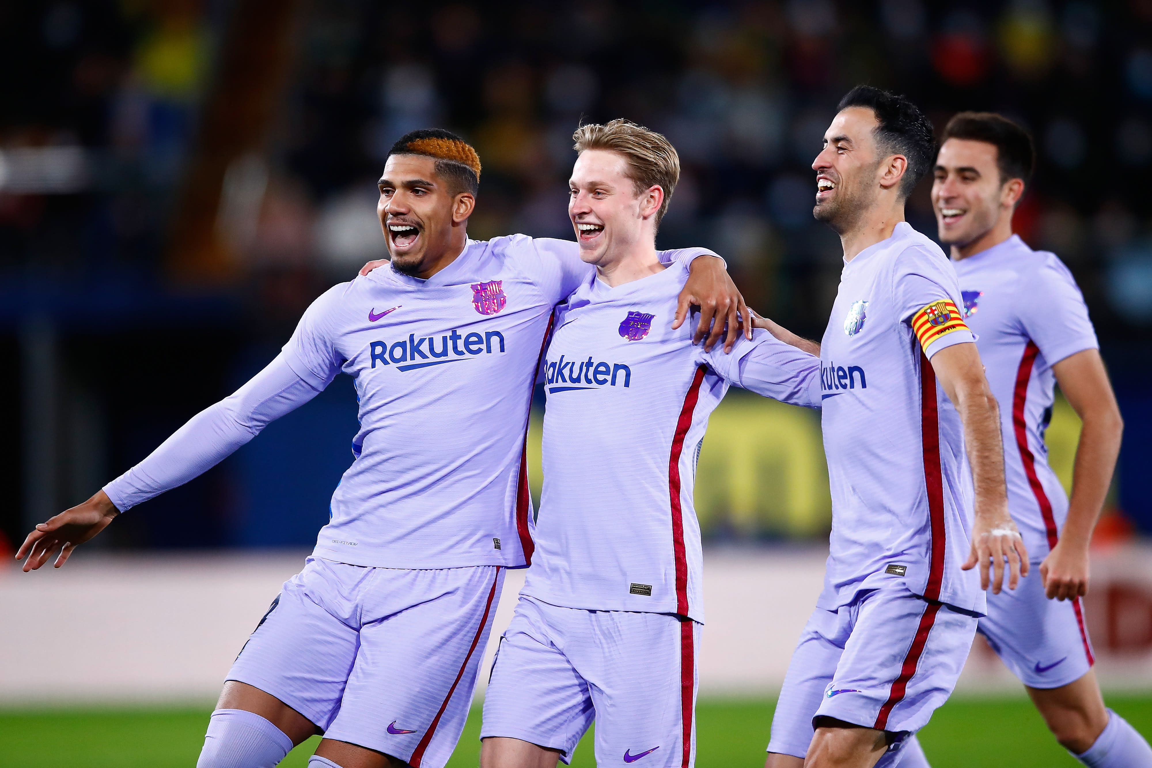 פרנקי דה יונג שחקן ברצלונה חוגג עם חבריו