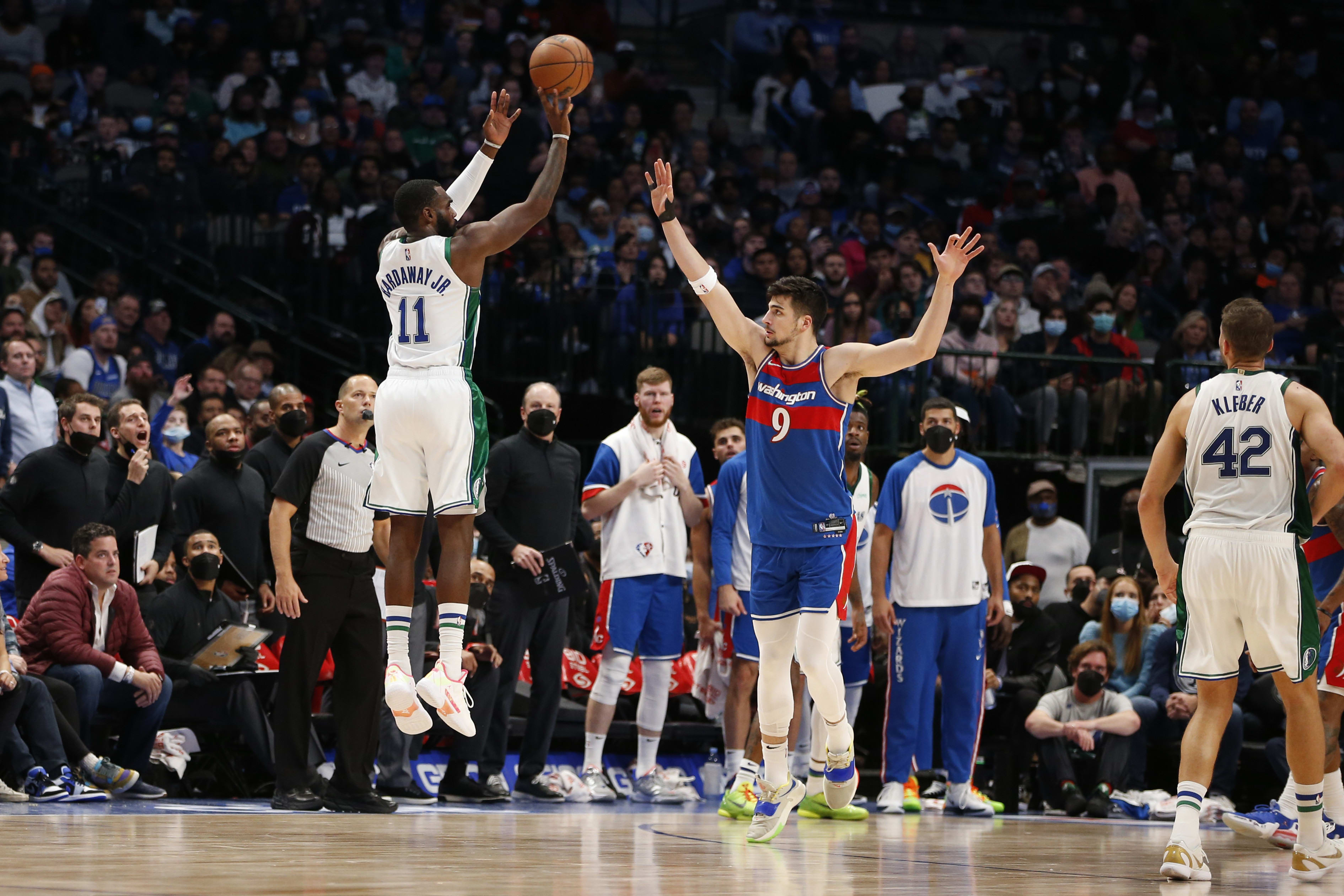 דני אבדיה שחקן וושינגטון וויזארדס מול טים הארדווי ג'וניור שחקן דאלאס מאבריקס